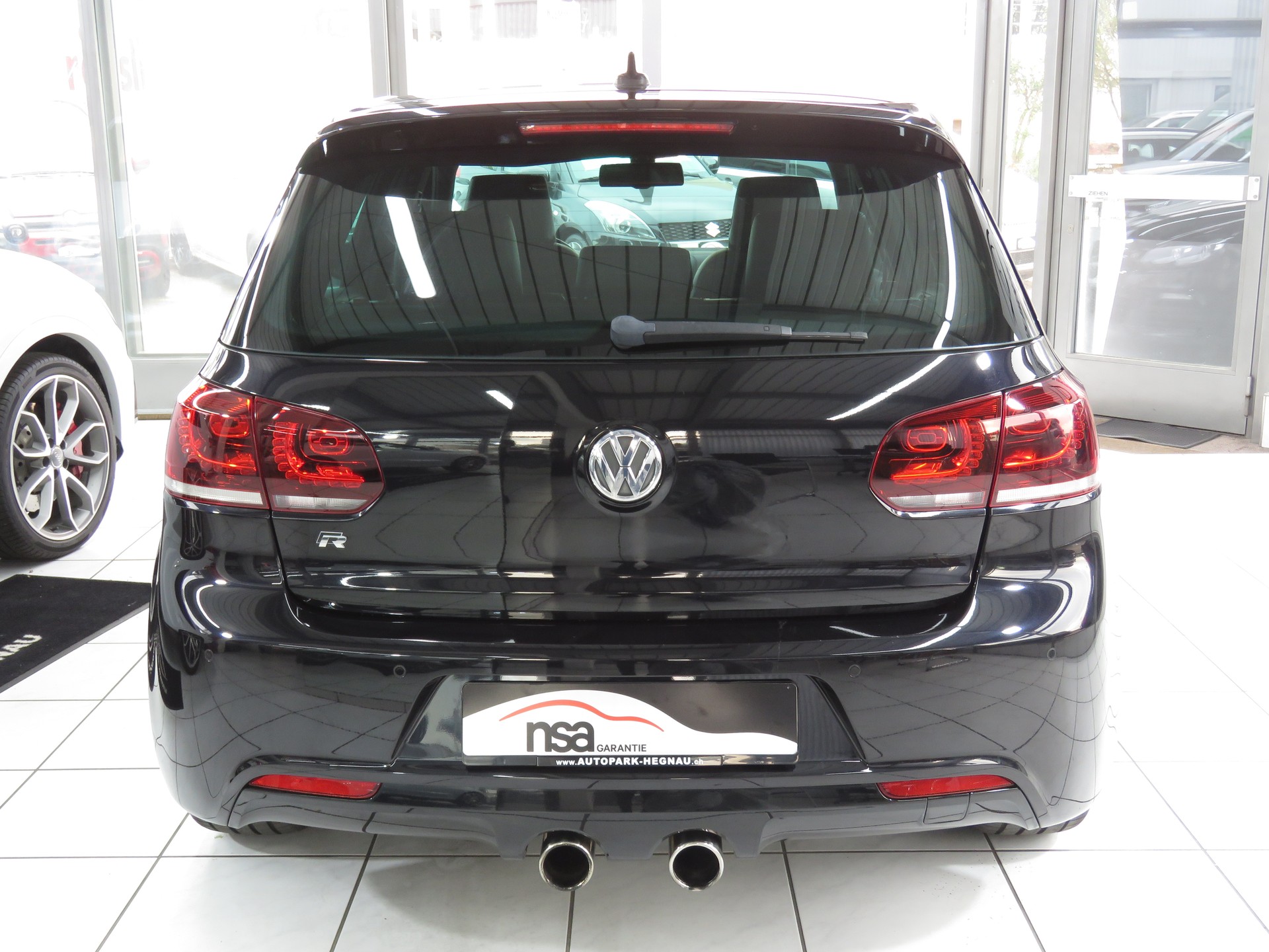 VW Golf 2.0 TSI R 4Motion-image-4
