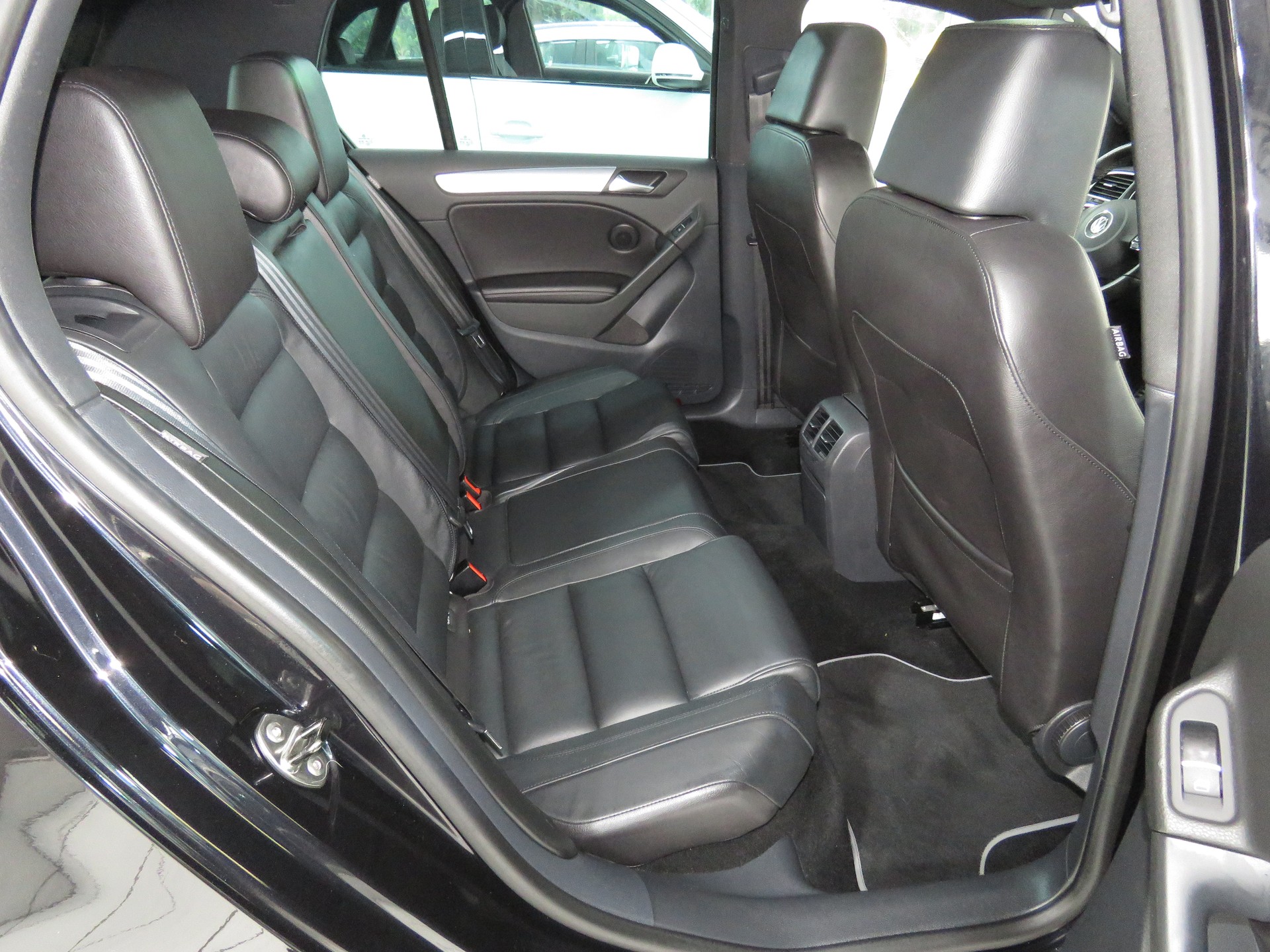 VW Golf 2.0 TSI R 4Motion-image-14