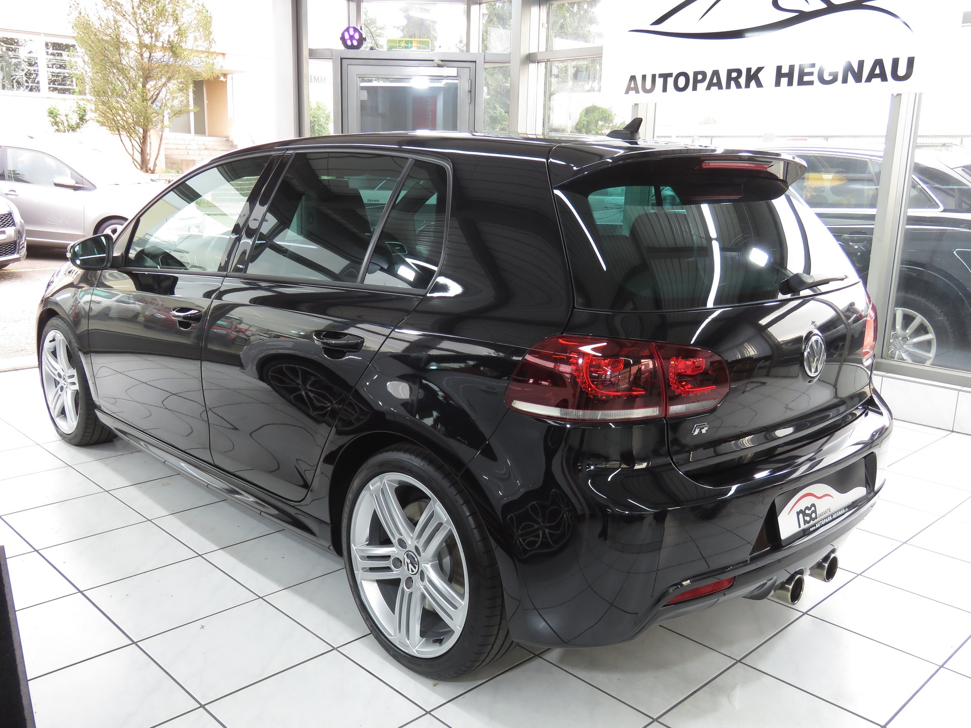 VW Golf 2.0 TSI R 4Motion-image-5