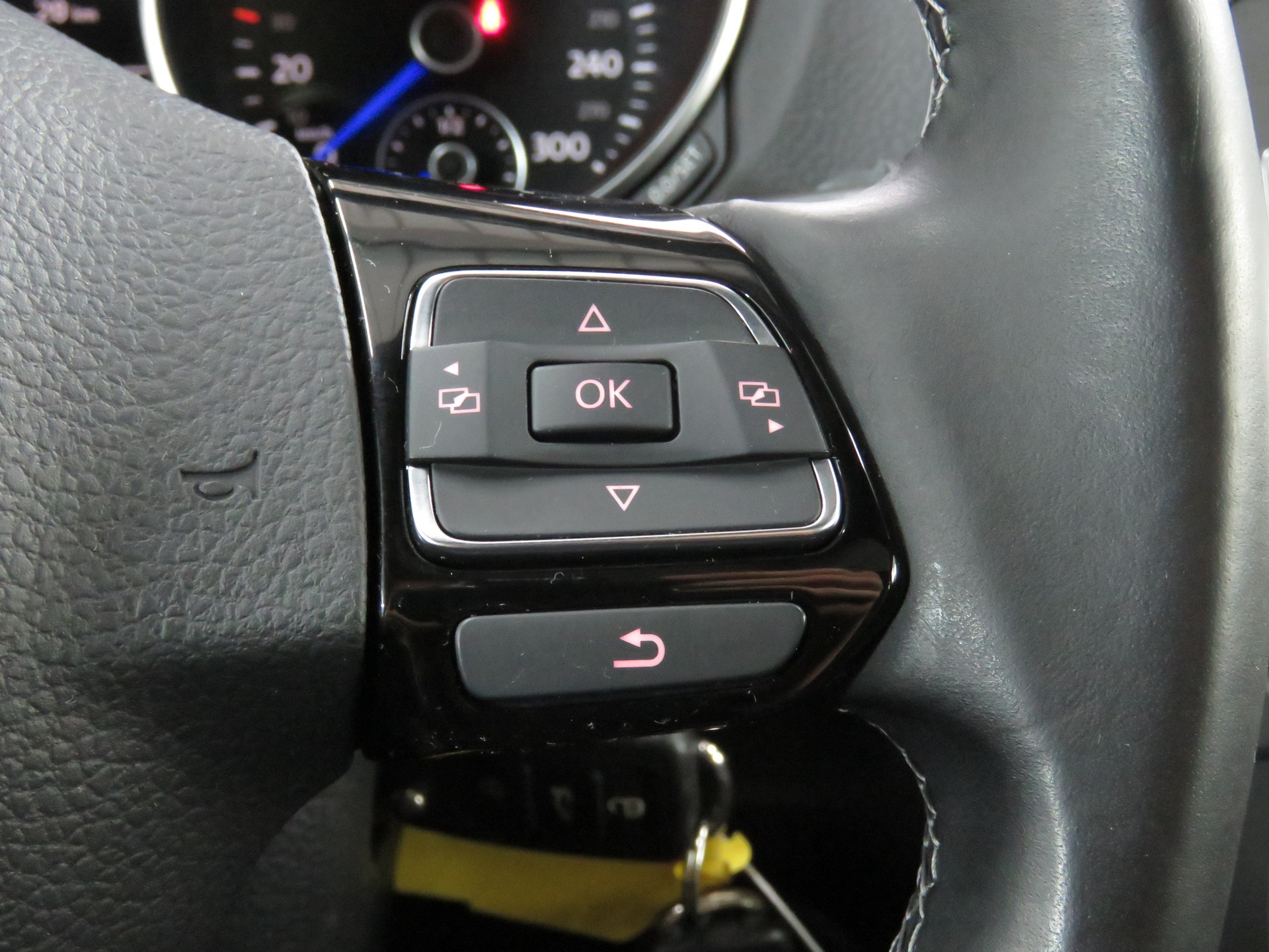 VW Golf 2.0 TSI R 4Motion-image-19