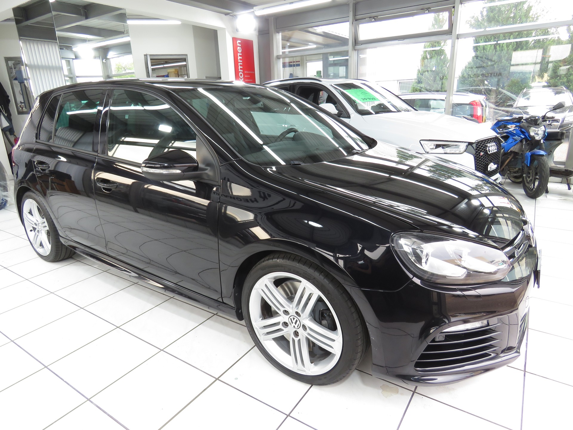 VW Golf 2.0 TSI R 4Motion-image-2