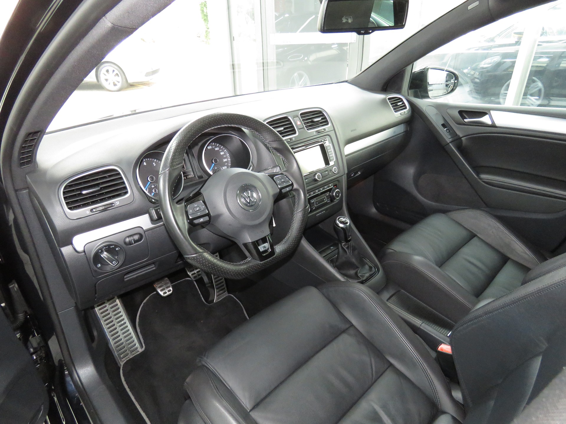 VW Golf 2.0 TSI R 4Motion-image-6