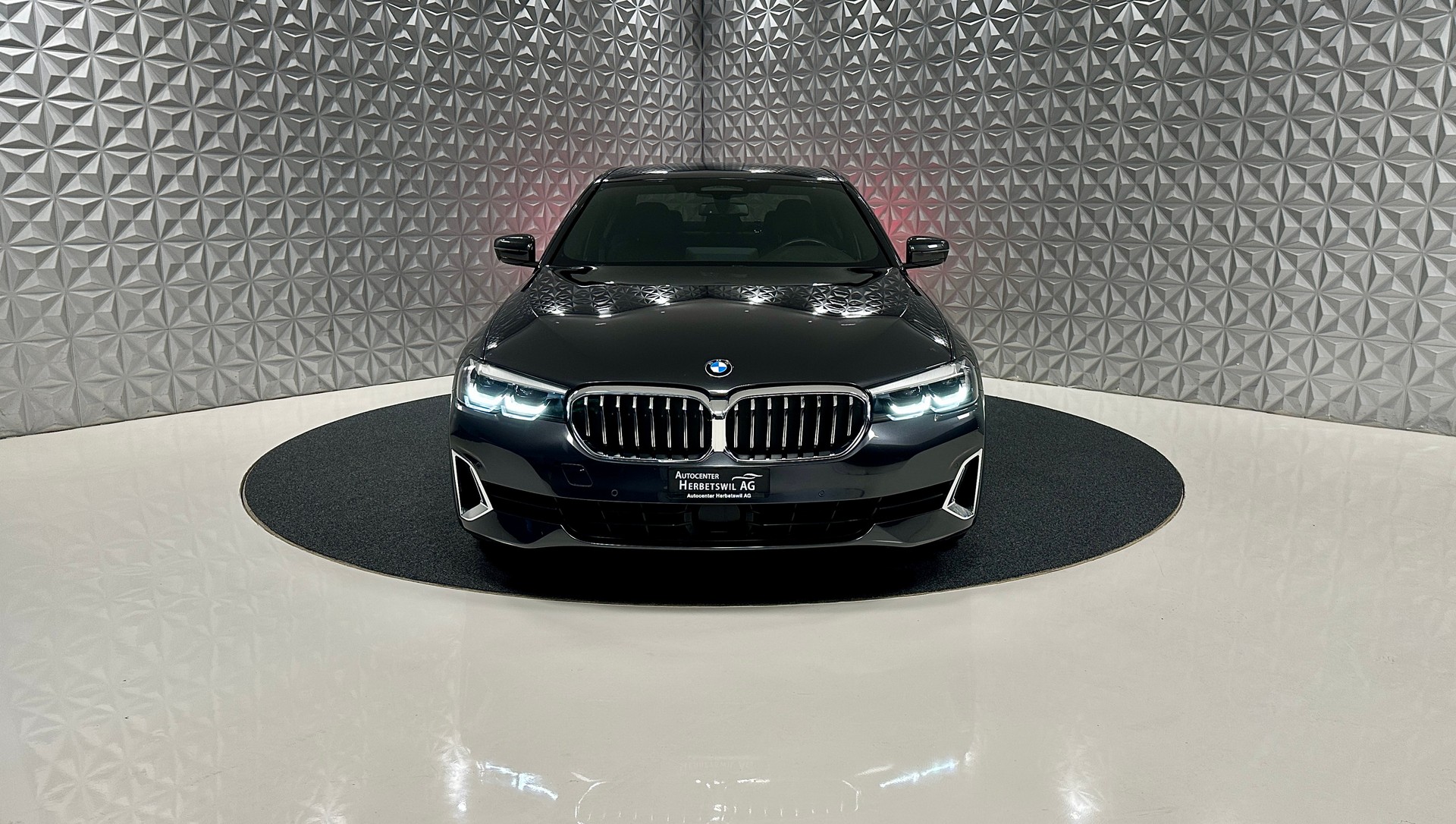 BMW 520d 48V Luxury Line Steptronic-image-1