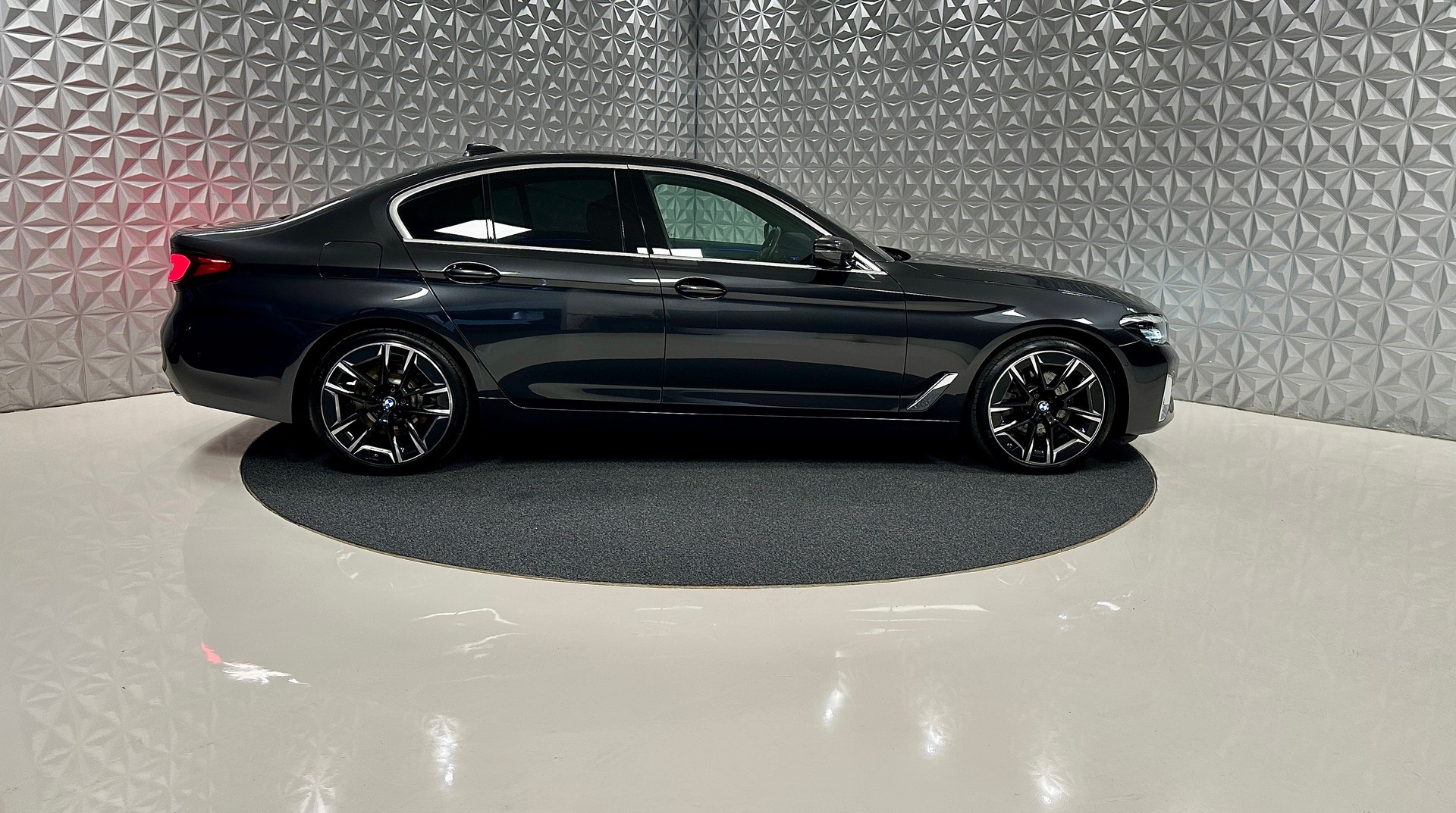 BMW 520d 48V Luxury Line Steptronic-image-3