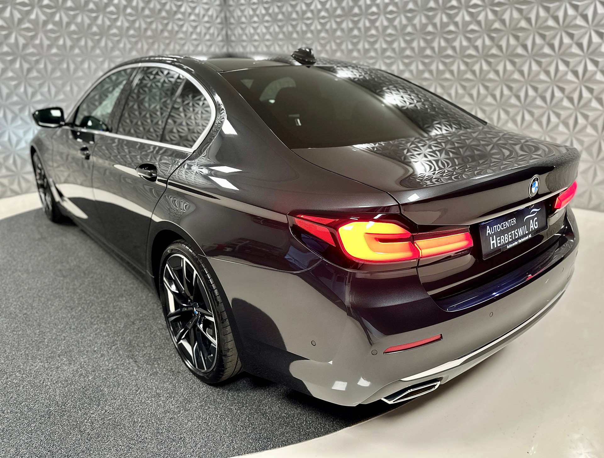 BMW 520d 48V Luxury Line Steptronic-image-9