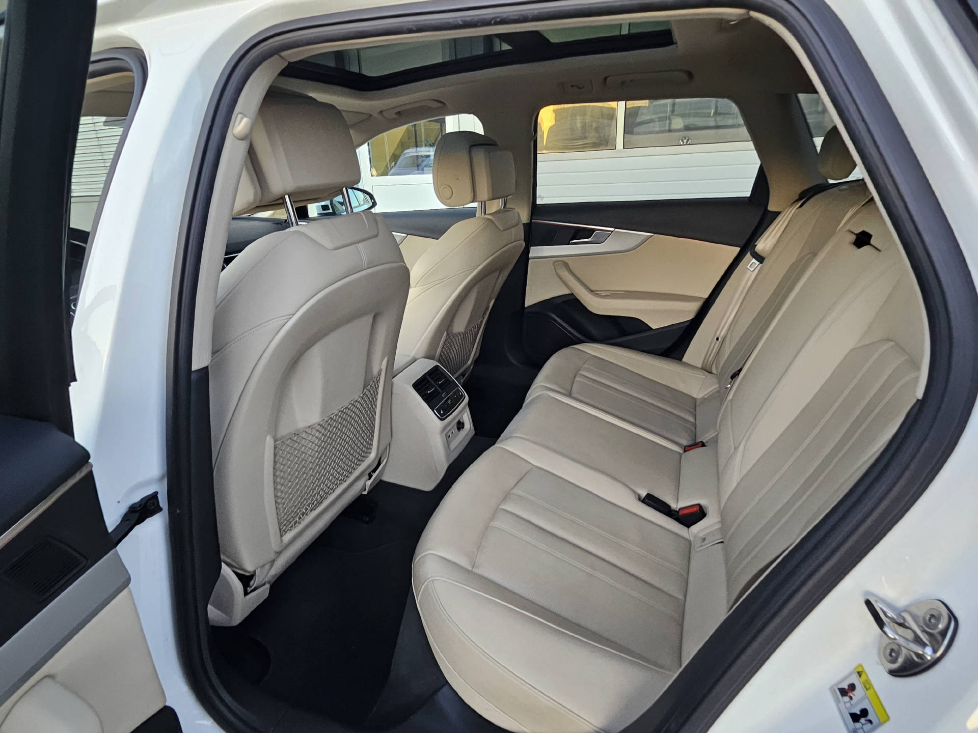 AUDI A4 Avant 2.0 40 TDI Attraction quattro S-Tronic-image-17