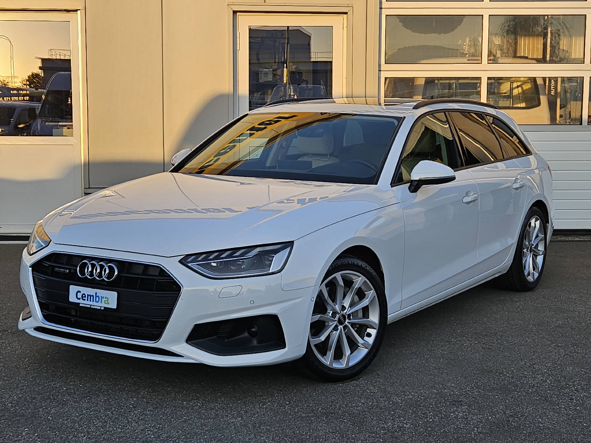AUDI A4 Avant 2.0 40 TDI Attraction quattro S-Tronic-image-1