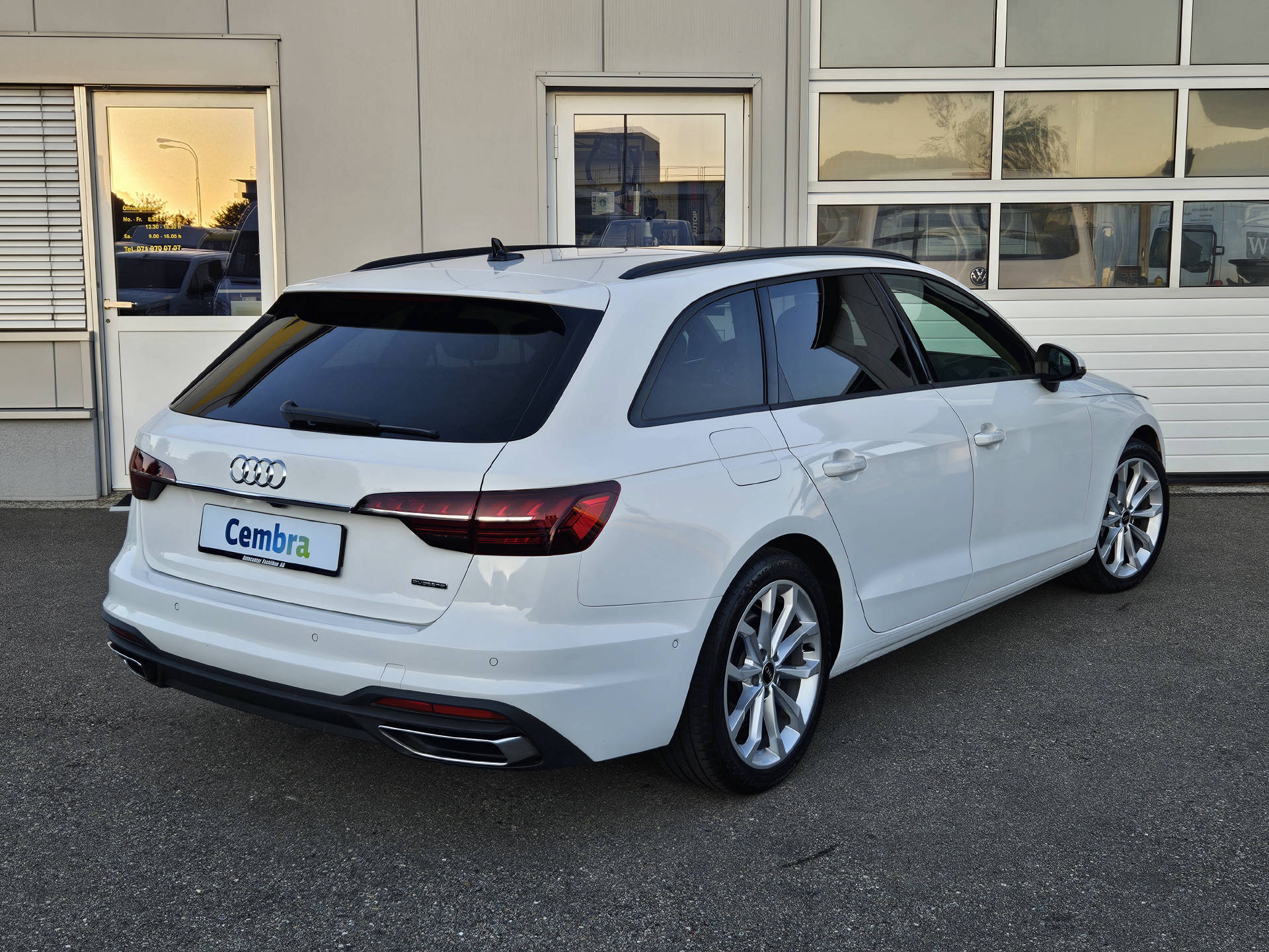 AUDI A4 Avant 2.0 40 TDI Attraction quattro S-Tronic-image-6