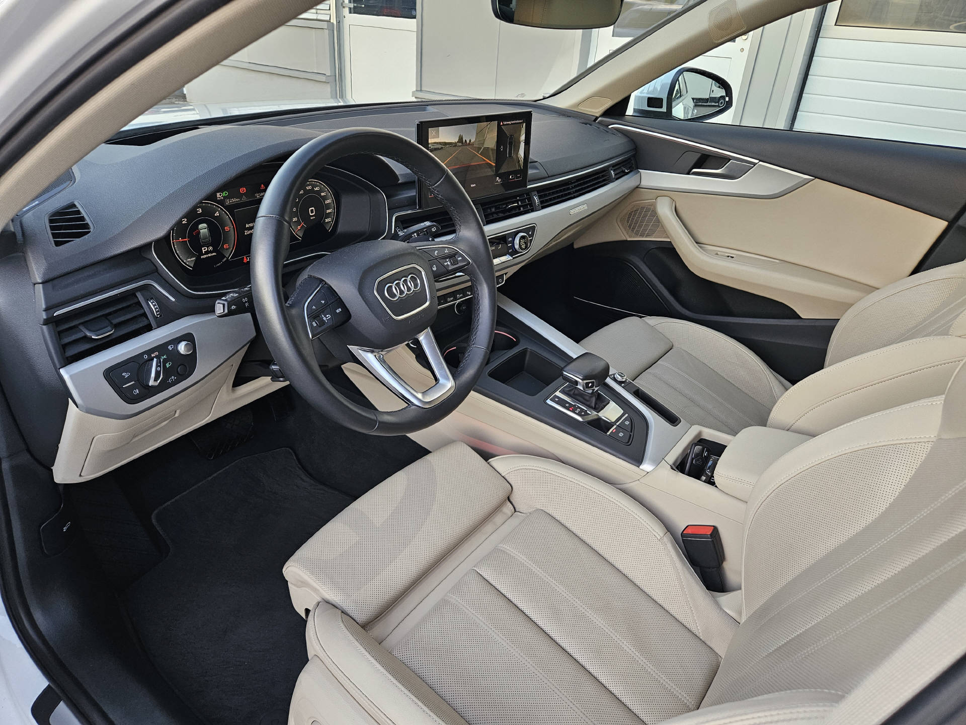AUDI A4 Avant 2.0 40 TDI Attraction quattro S-Tronic-image-14