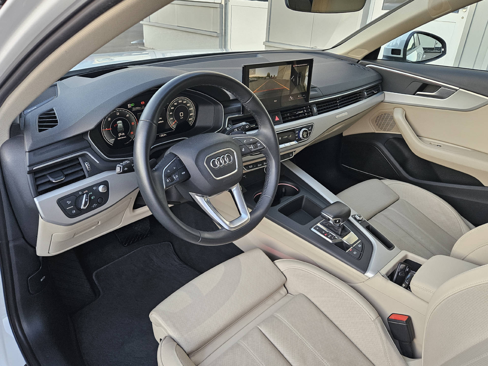 AUDI A4 Avant 2.0 40 TDI Attraction quattro S-Tronic-image-15