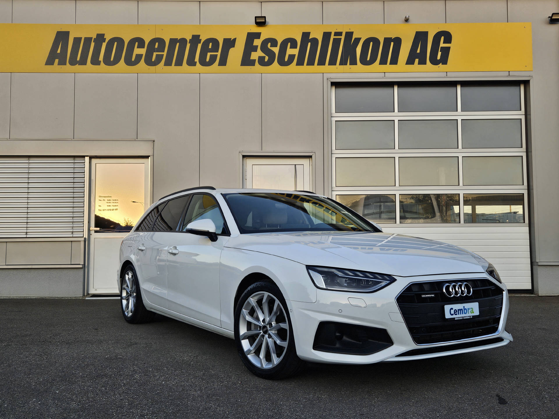 AUDI A4 Avant 2.0 40 TDI Attraction quattro S-Tronic-image-3