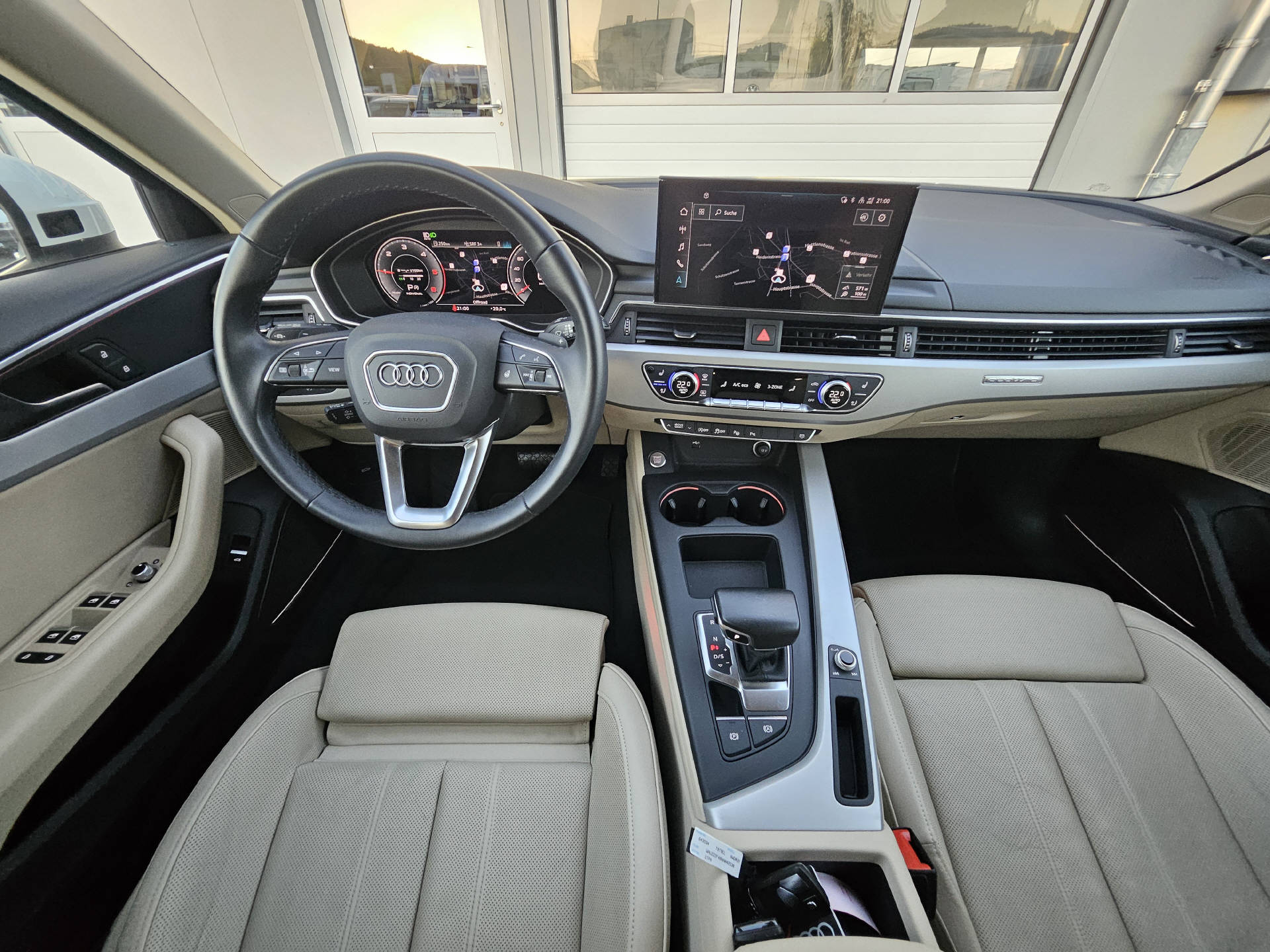 AUDI A4 Avant 2.0 40 TDI Attraction quattro S-Tronic-image-11