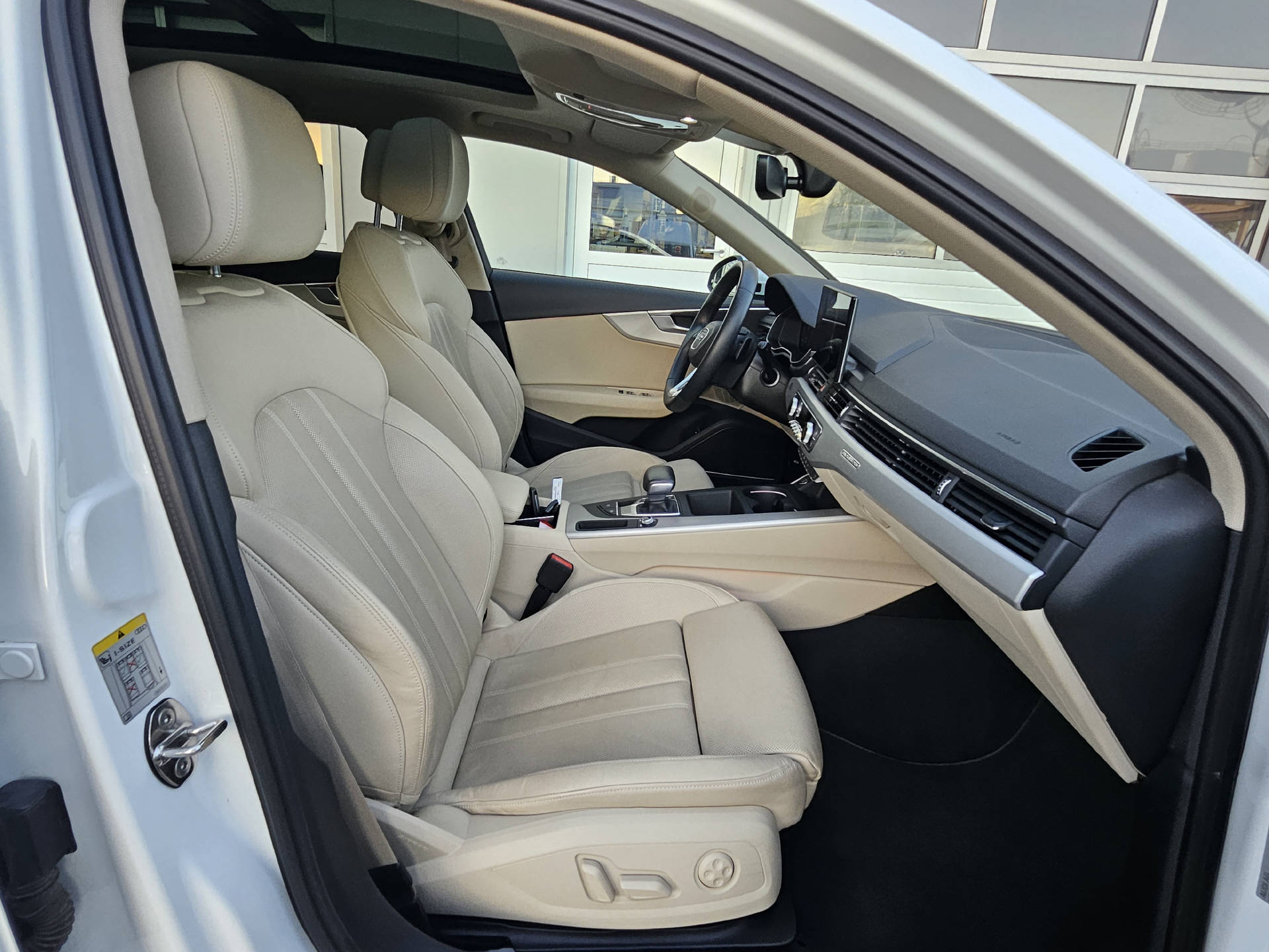 AUDI A4 Avant 2.0 40 TDI Attraction quattro S-Tronic-image-19