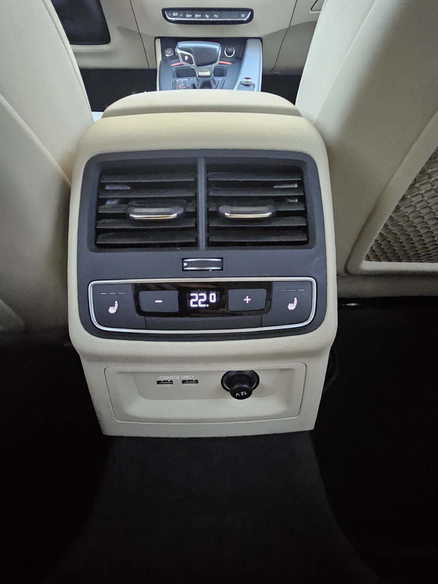 AUDI A4 Avant 2.0 40 TDI Attraction quattro S-Tronic-image-12