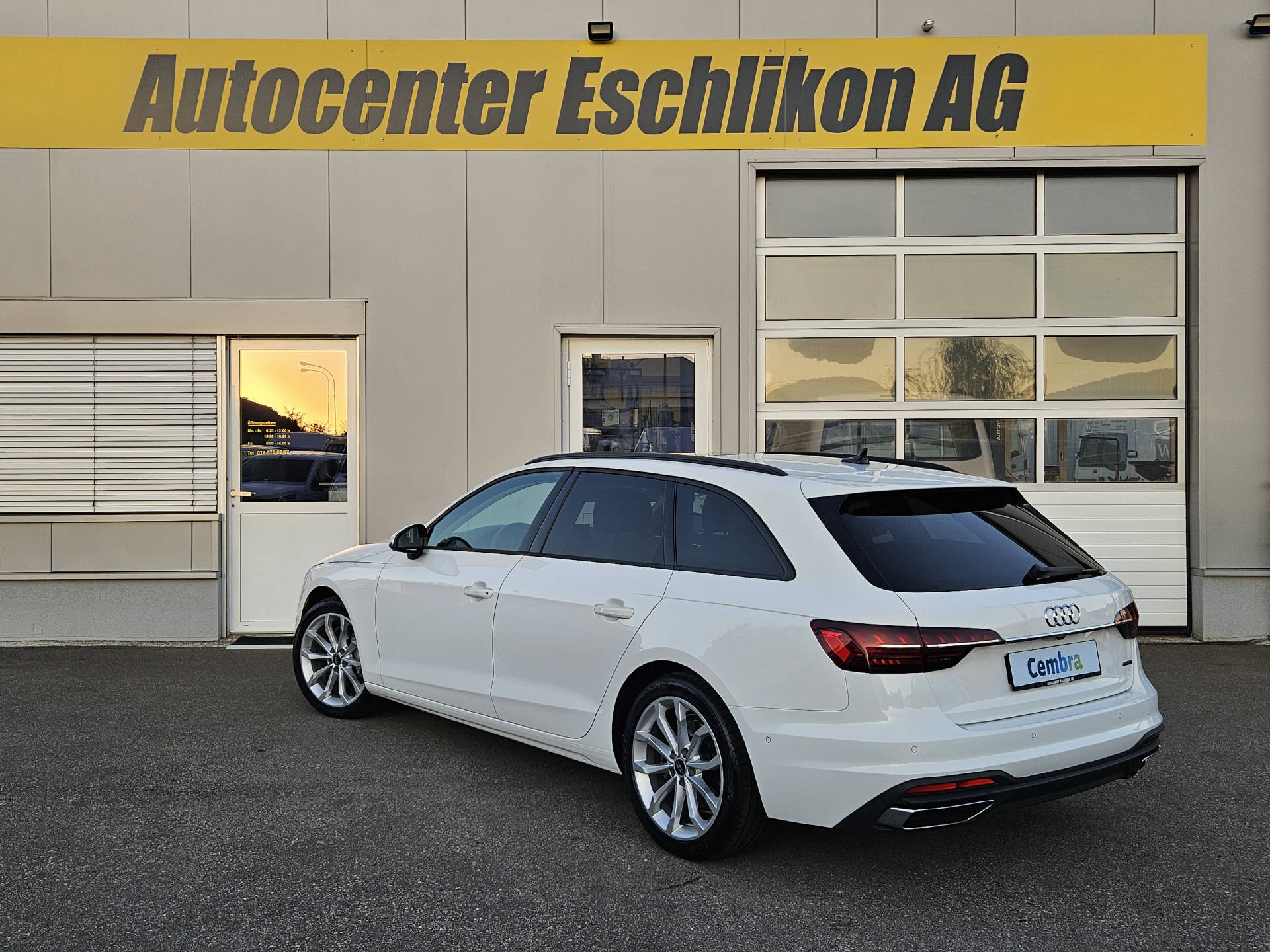 AUDI A4 Avant 2.0 40 TDI Attraction quattro S-Tronic-image-7