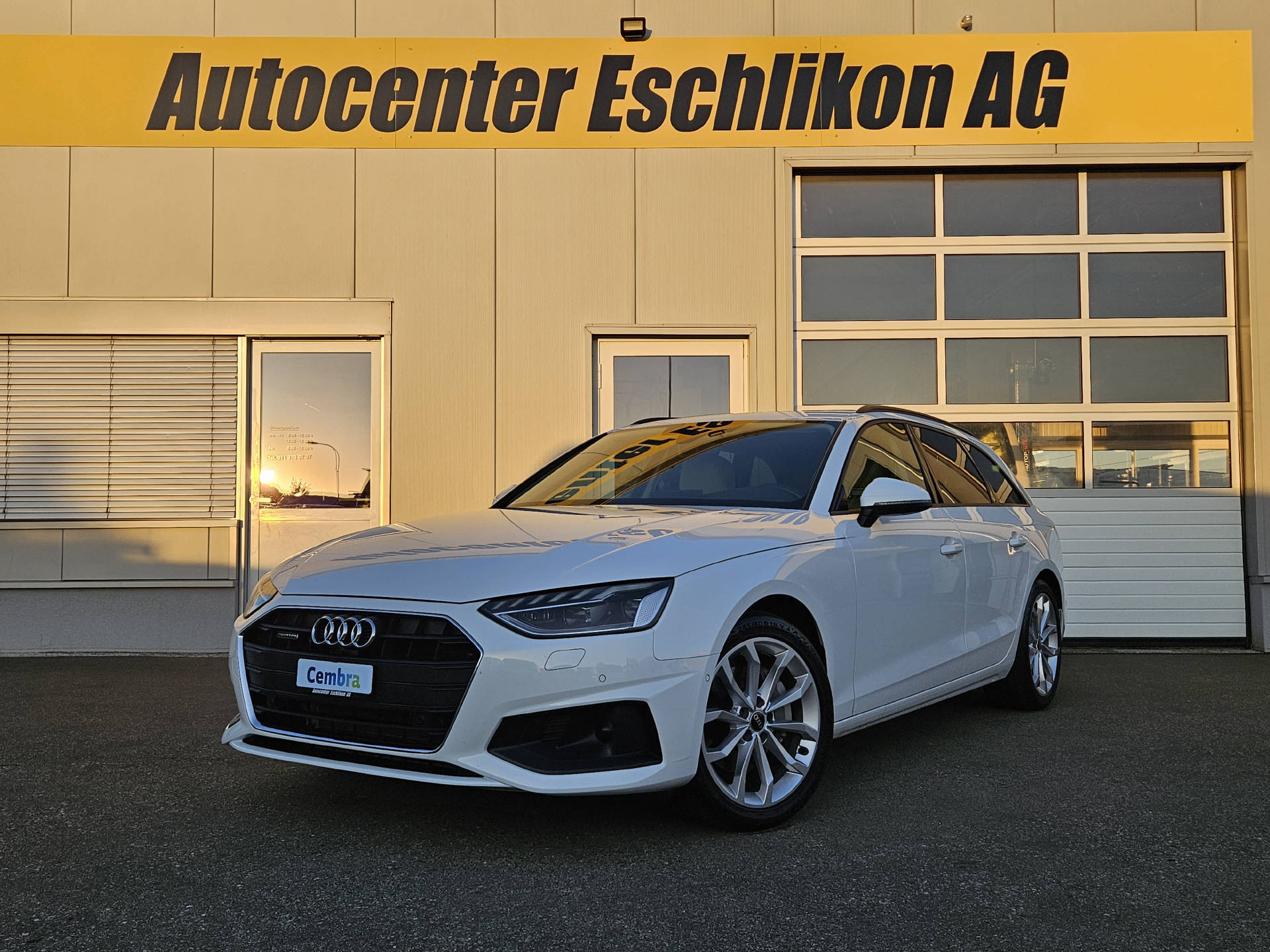 AUDI A4 Avant 2.0 40 TDI Attraction quattro S-Tronic-image-0