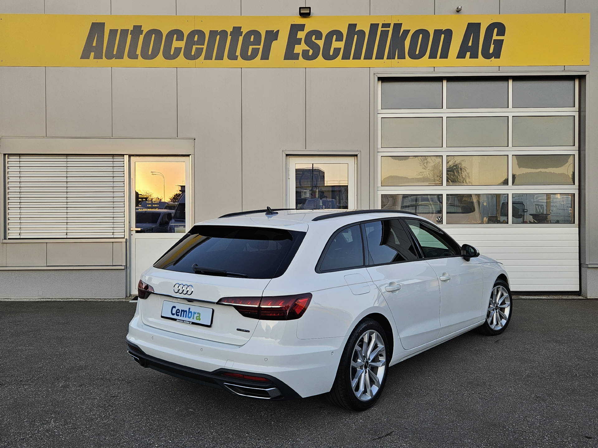 AUDI A4 Avant 2.0 40 TDI Attraction quattro S-Tronic-image-5
