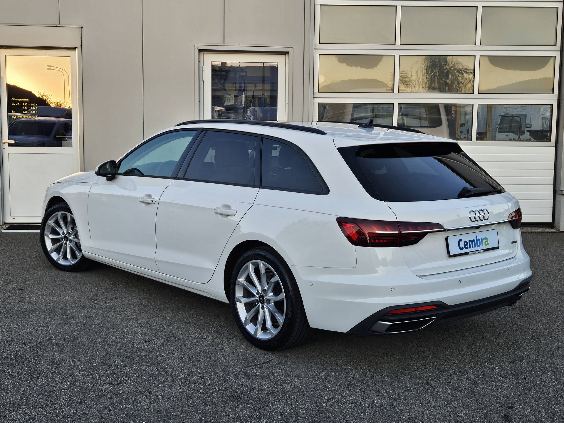 AUDI A4 Avant 2.0 40 TDI Attraction quattro S-Tronic-image-8
