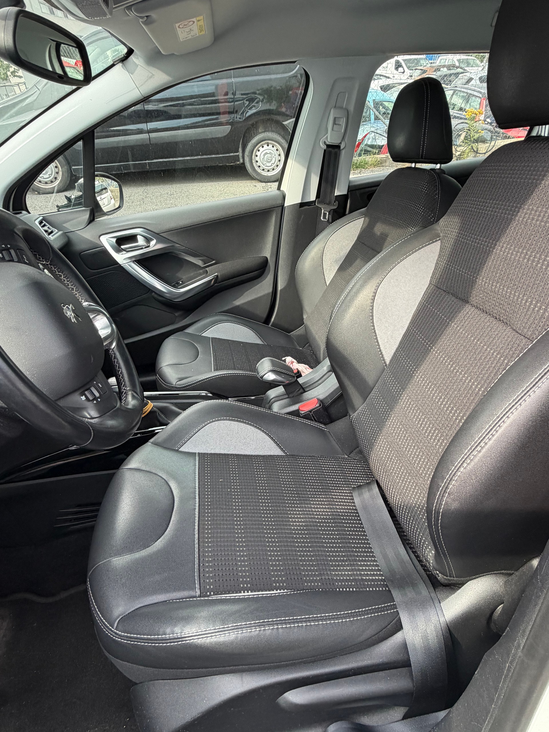 PEUGEOT 2008 1.2 PureTech Allure-image-5