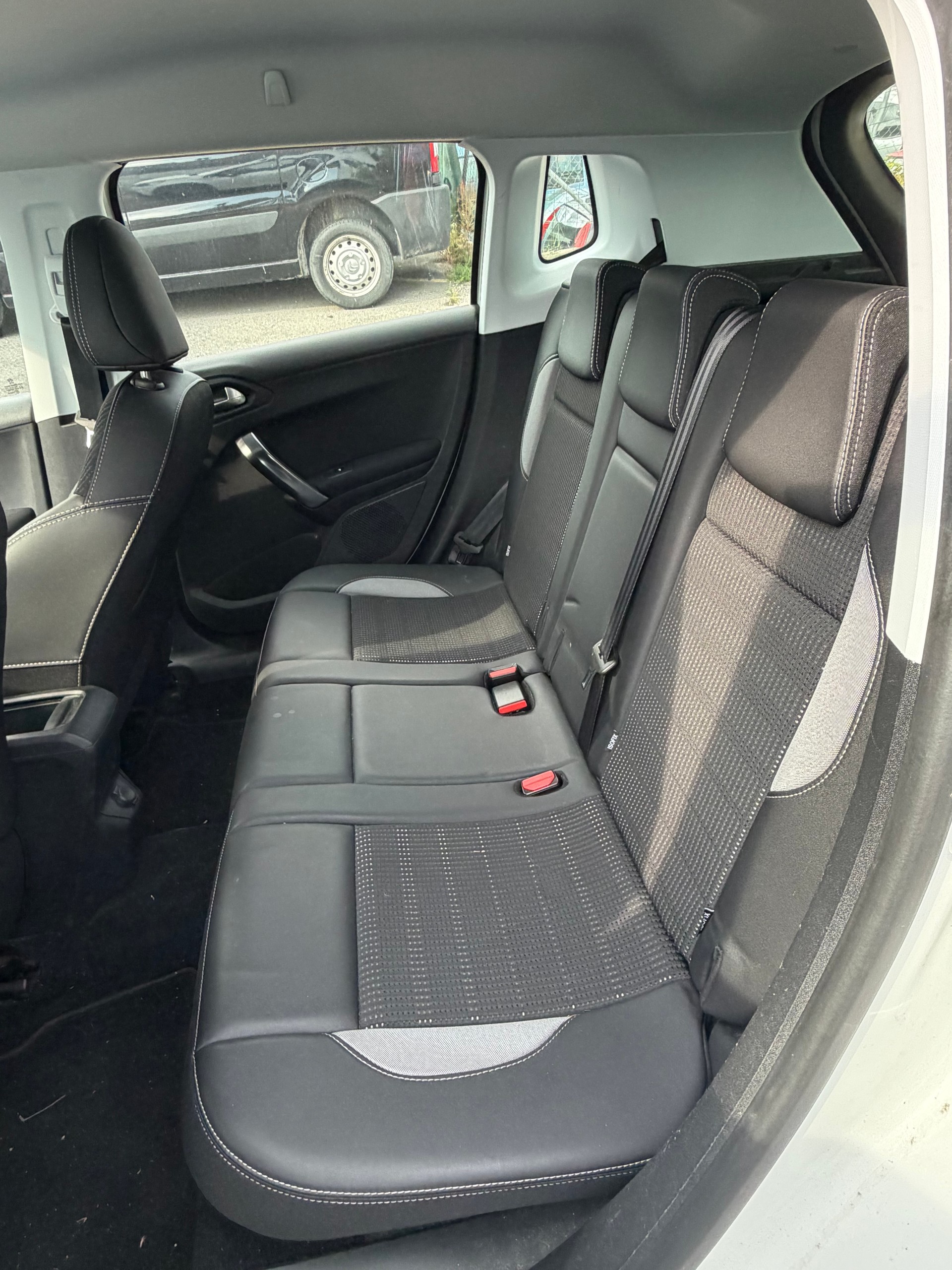 PEUGEOT 2008 1.2 PureTech Allure-image-6