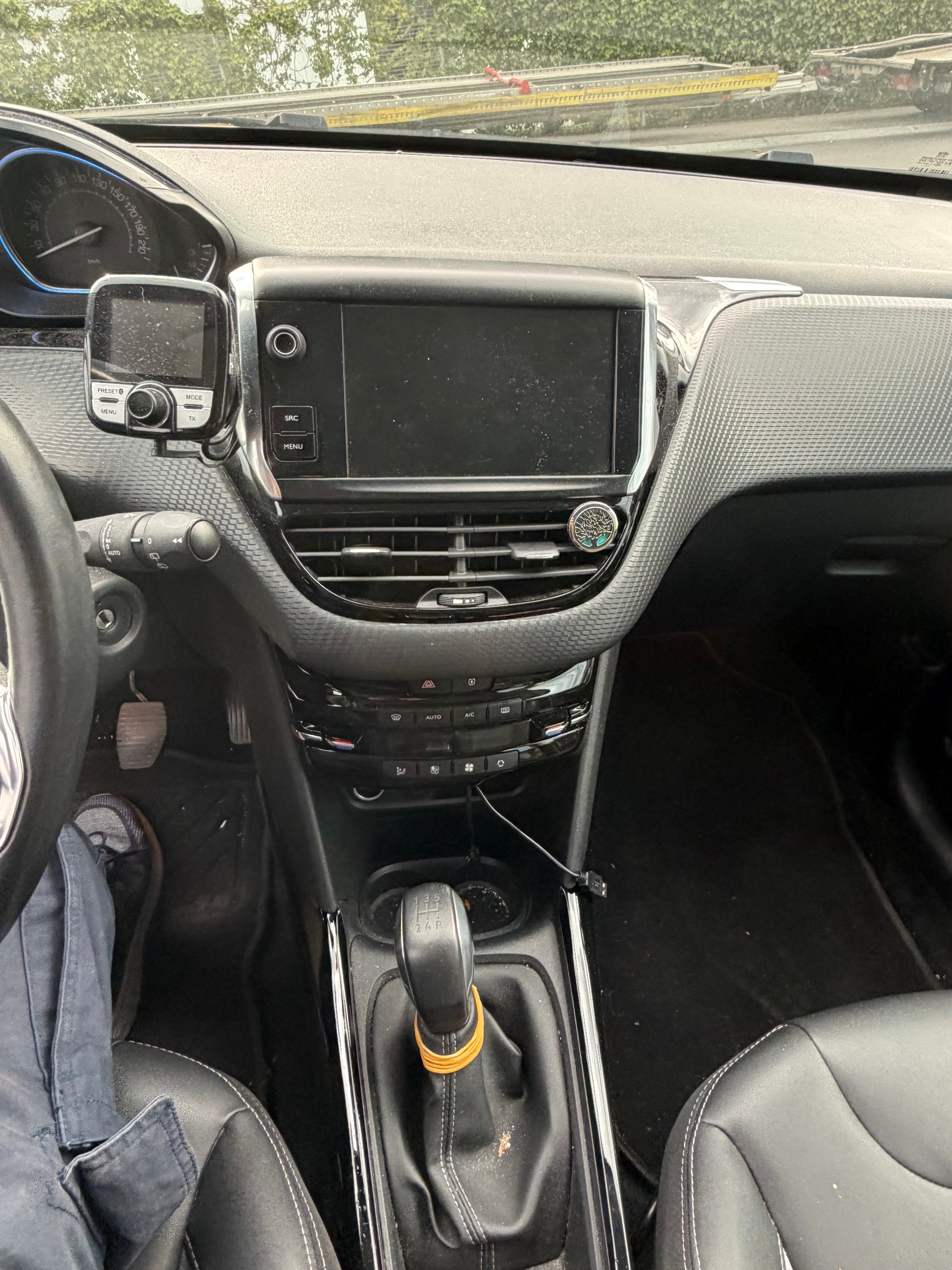PEUGEOT 2008 1.2 PureTech Allure-image-4