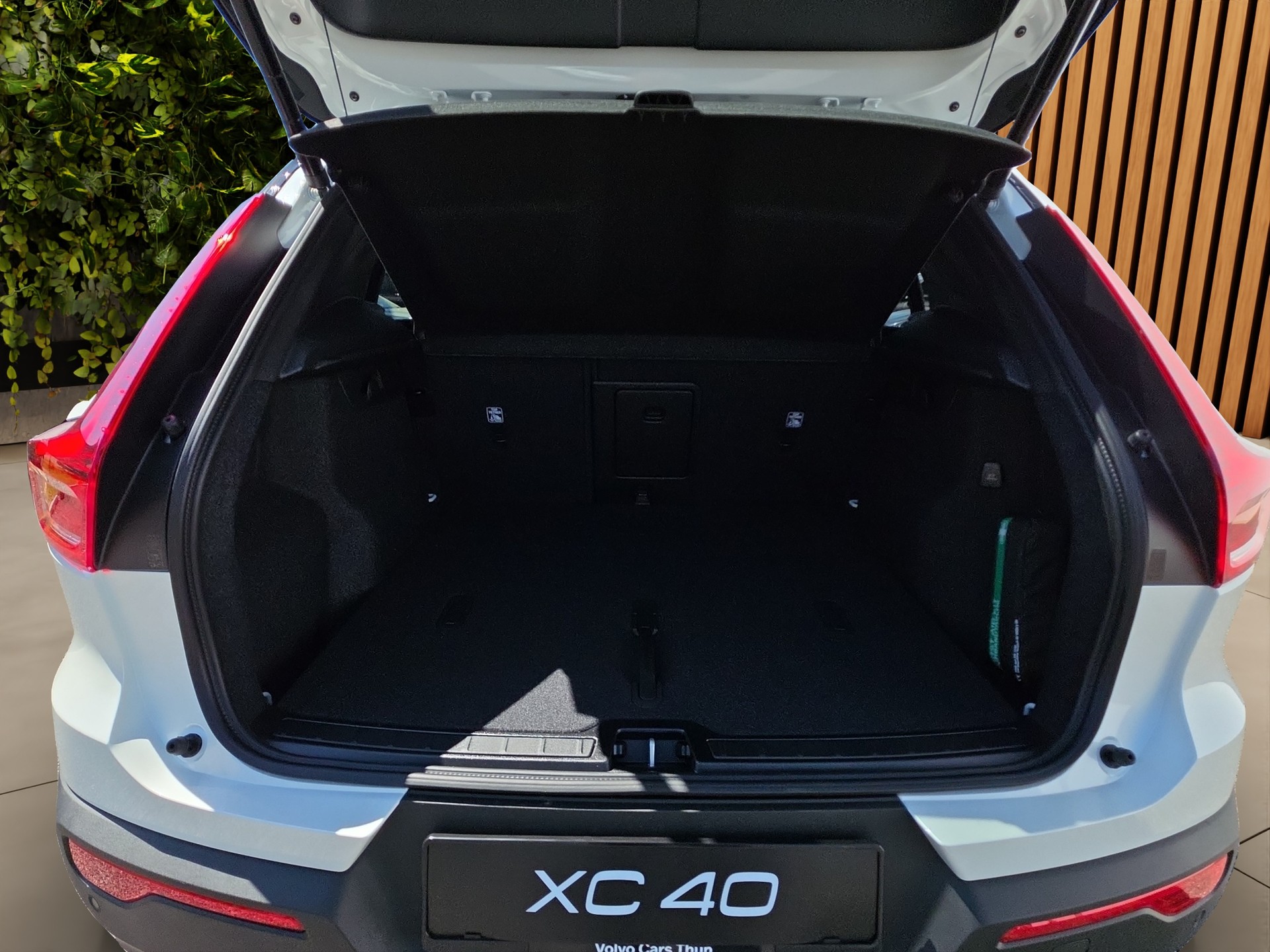 VOLVO XC40 2.0 B4 MH Black Edition-image-15