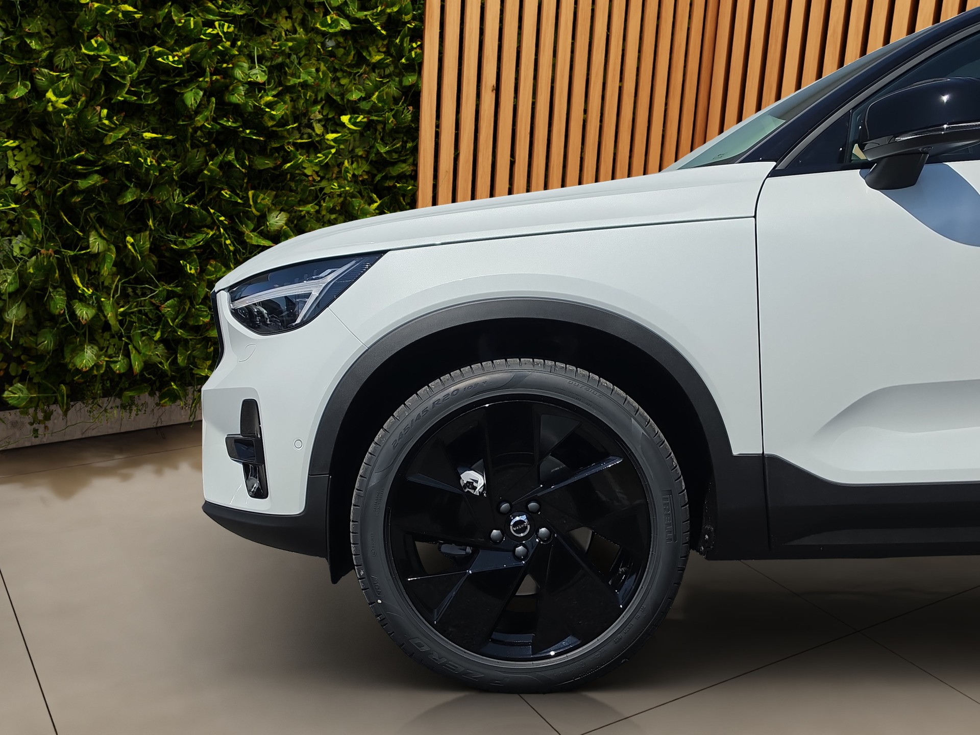 VOLVO XC40 2.0 B4 MH Black Edition-image-7