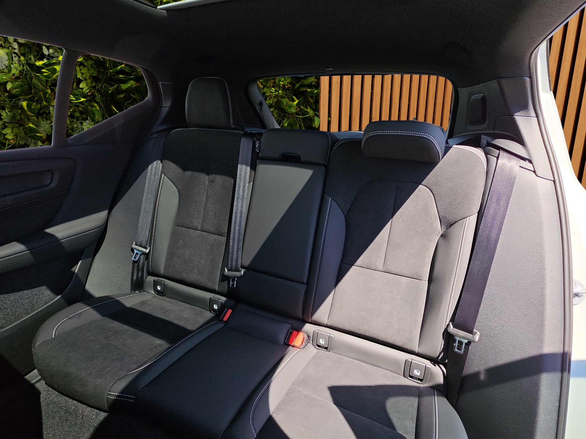 VOLVO XC40 2.0 B4 MH Black Edition-image-14