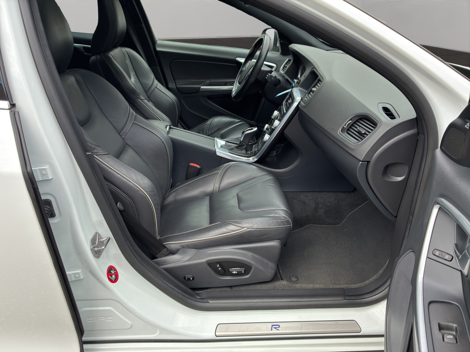 VOLVO V60 D6 AWD Plug-in Hybrid Momentum R-Design-image-13