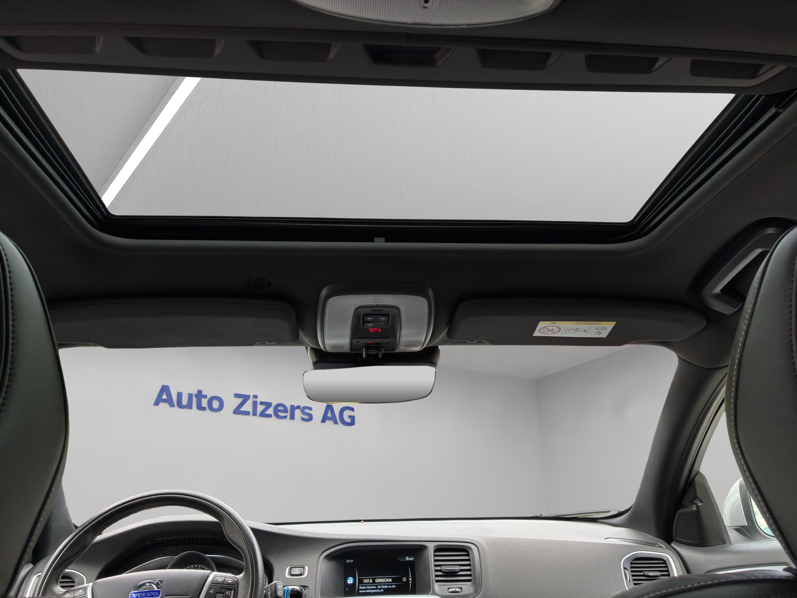 VOLVO V60 D6 AWD Plug-in Hybrid Momentum R-Design-image-9
