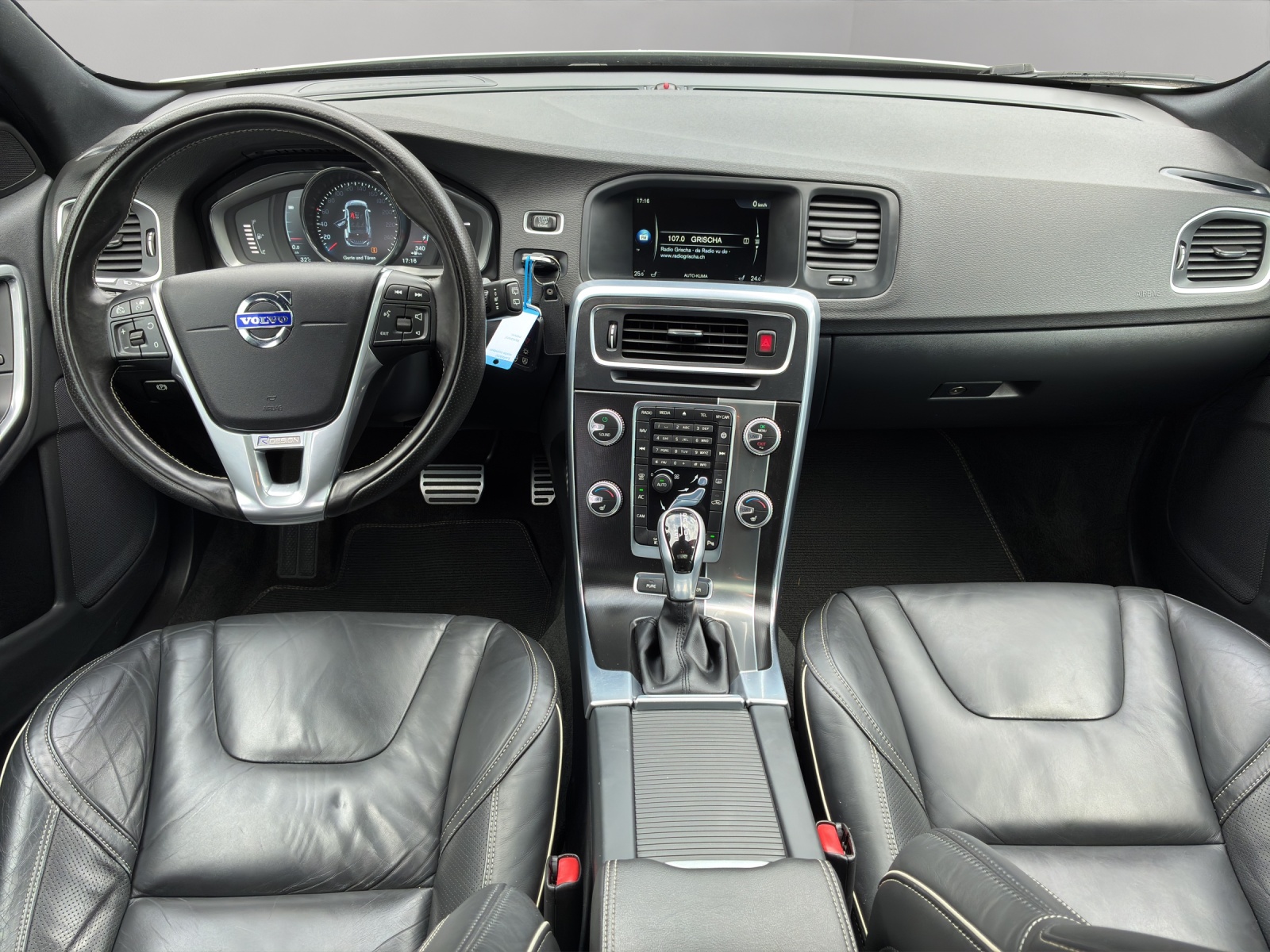 VOLVO V60 D6 AWD Plug-in Hybrid Momentum R-Design-image-10