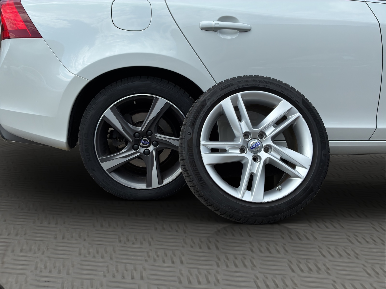 VOLVO V60 D6 AWD Plug-in Hybrid Momentum R-Design-image-8