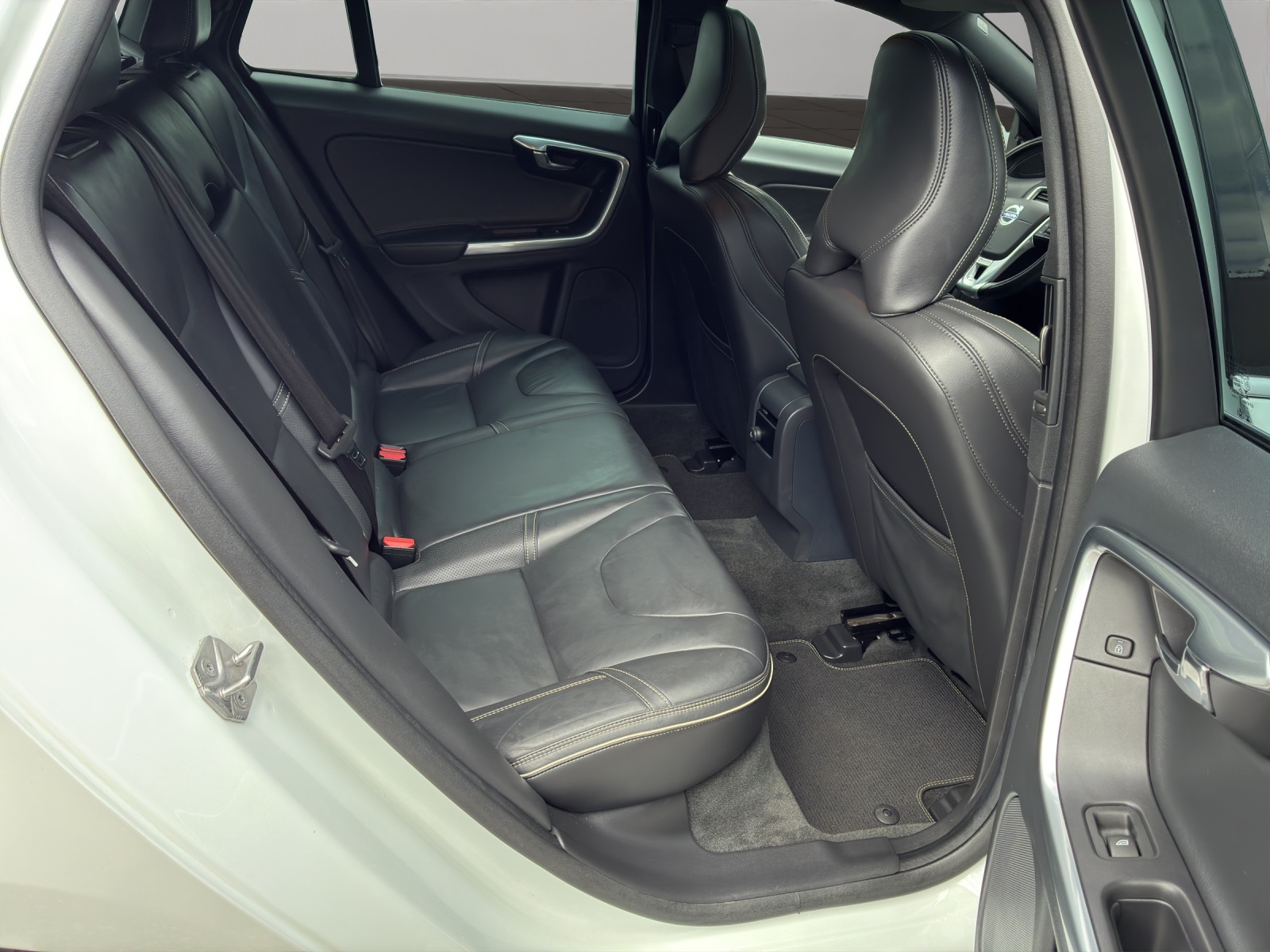 VOLVO V60 D6 AWD Plug-in Hybrid Momentum R-Design-image-14