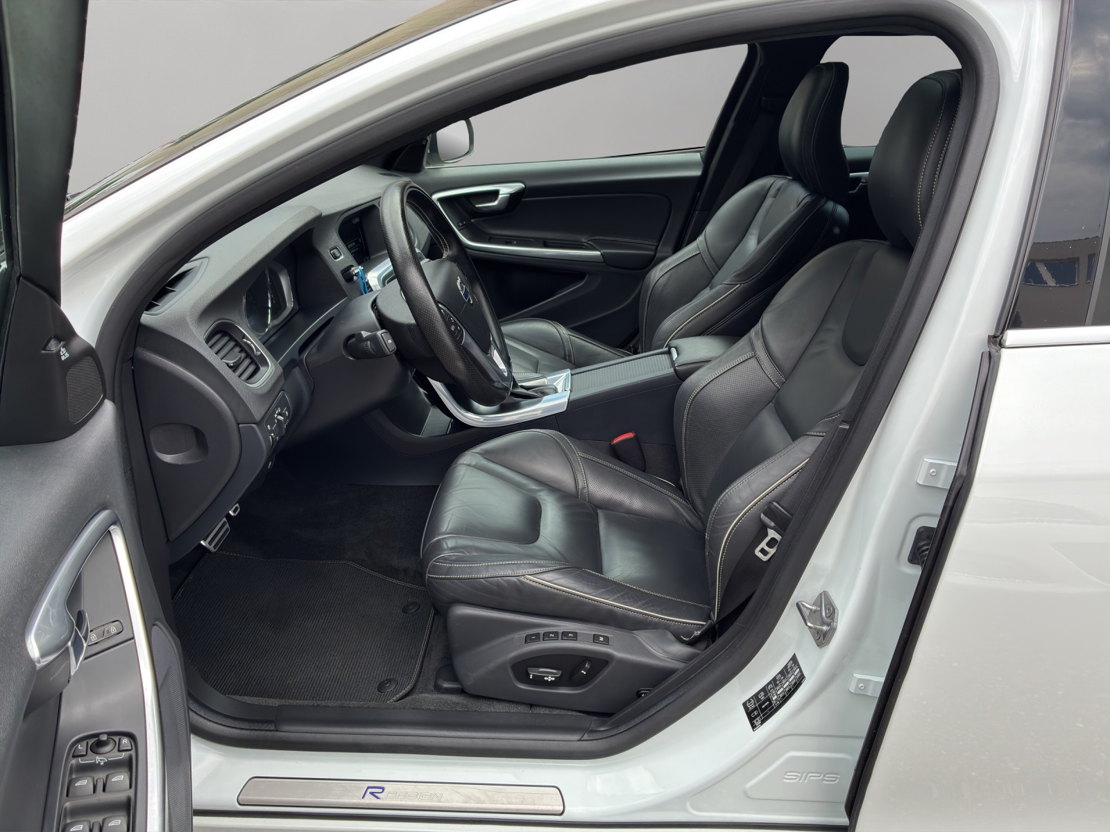 VOLVO V60 D6 AWD Plug-in Hybrid Momentum R-Design-image-12