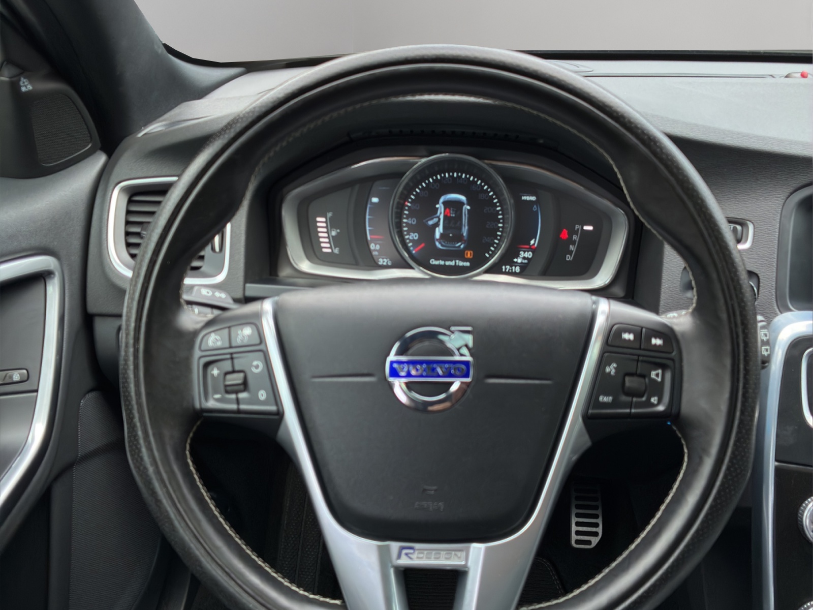 VOLVO V60 D6 AWD Plug-in Hybrid Momentum R-Design-image-11