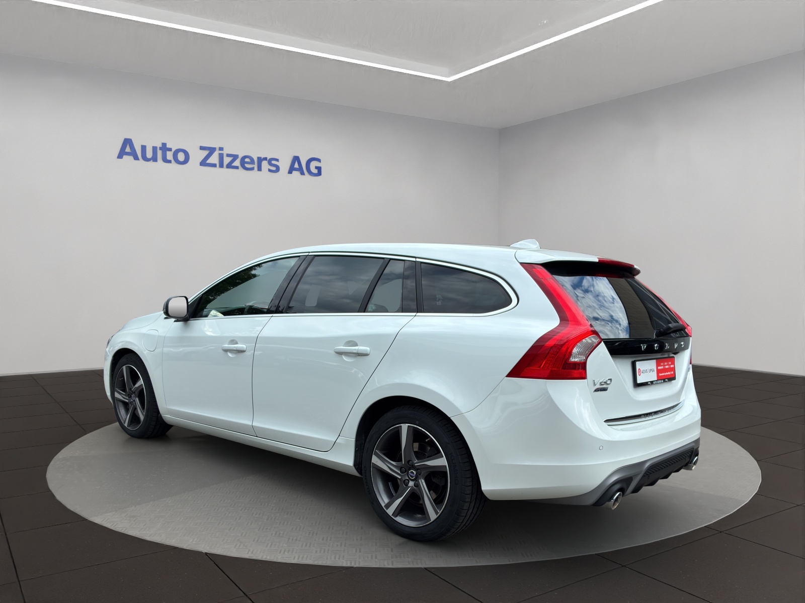VOLVO V60 D6 AWD Plug-in Hybrid Momentum R-Design-image-3