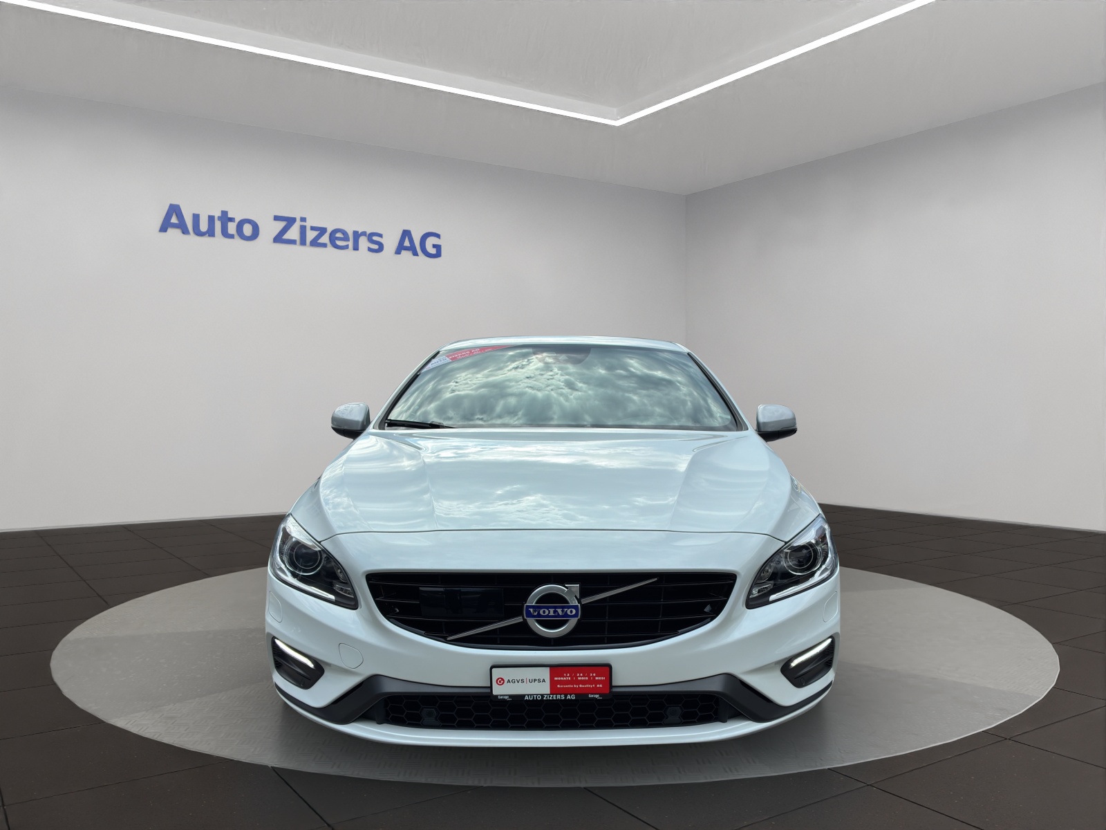 VOLVO V60 D6 AWD Plug-in Hybrid Momentum R-Design-image-1