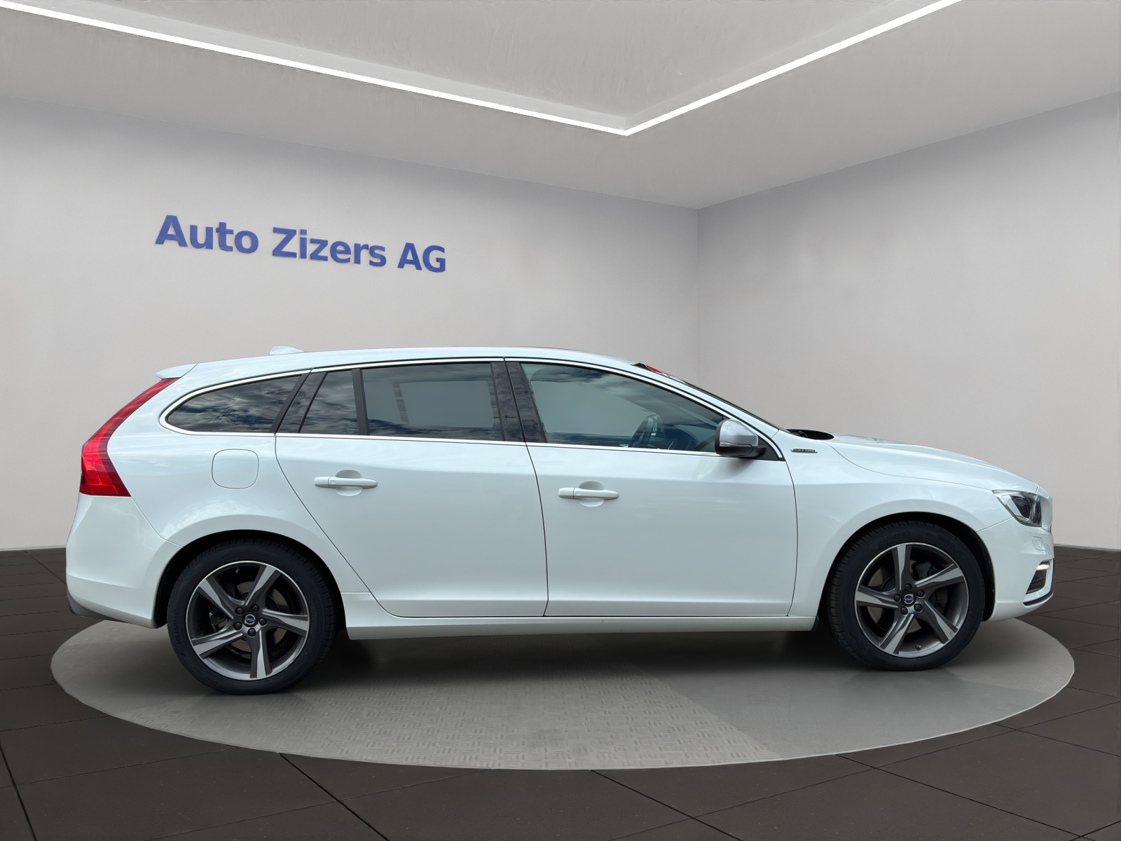 VOLVO V60 D6 AWD Plug-in Hybrid Momentum R-Design-image-6