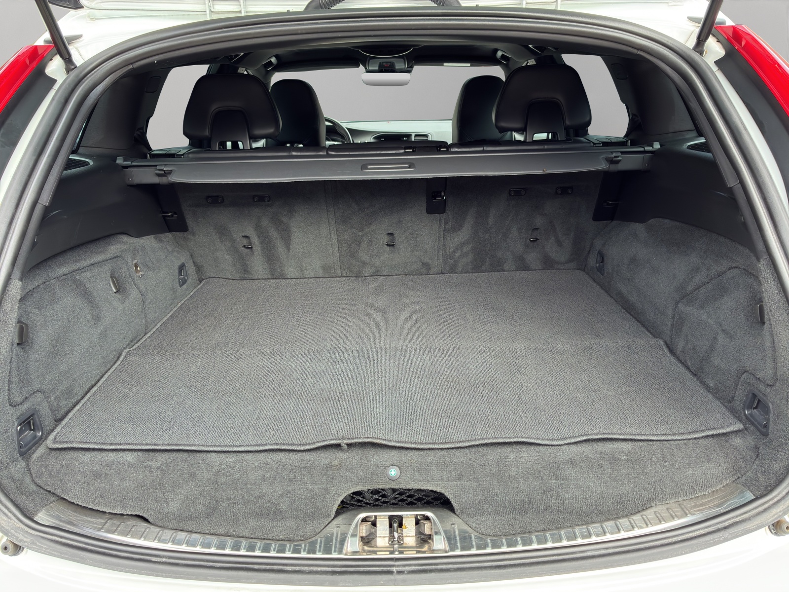 VOLVO V60 D6 AWD Plug-in Hybrid Momentum R-Design-image-15