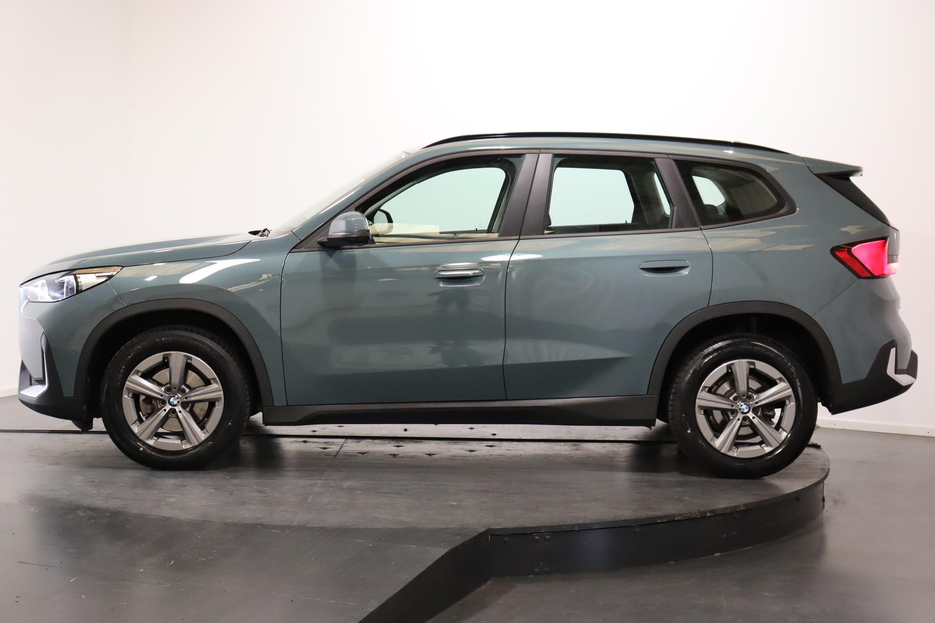 BMW X1 18i sDrive-image-1