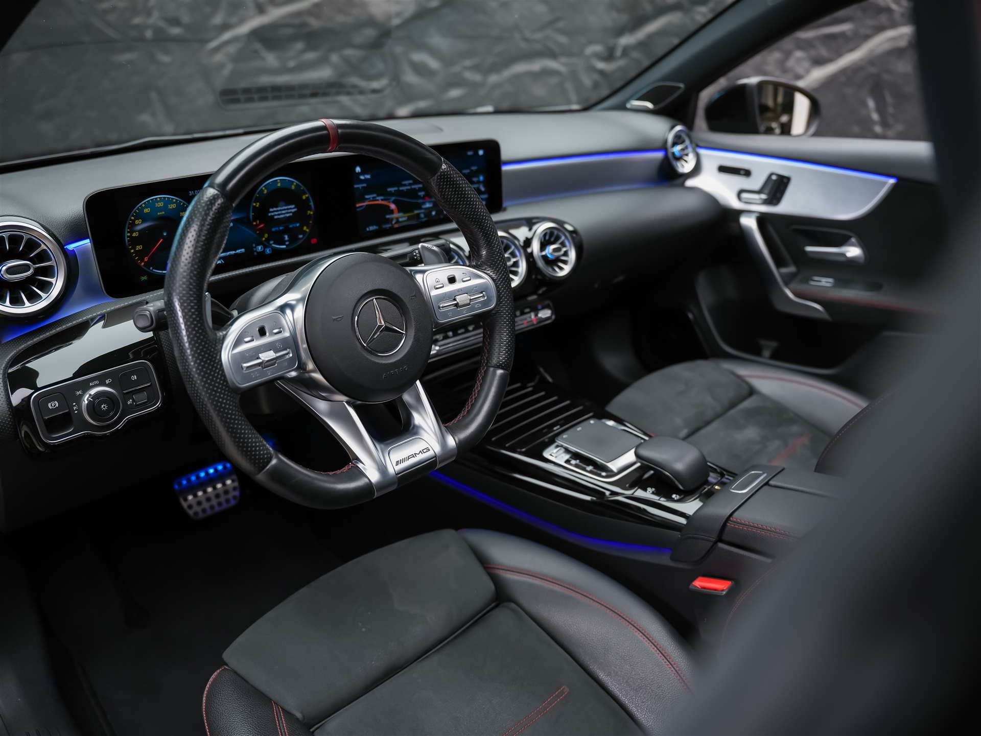 MERCEDES-BENZ A 35 AMG 4Matic Speedshift *CH Auto*Panorama*Burmester*El. Sitze mit Memory*-image-7
