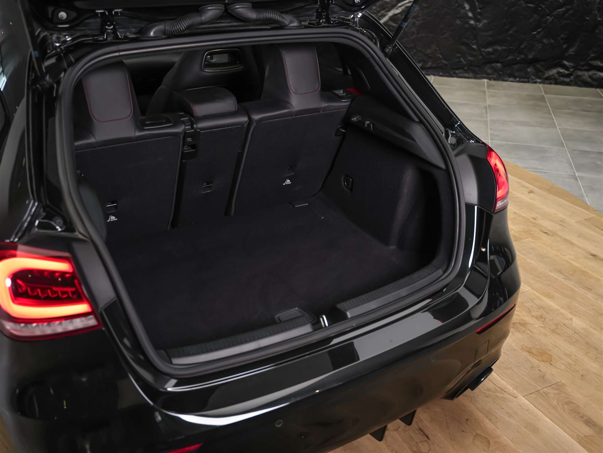 MERCEDES-BENZ A 35 AMG 4Matic Speedshift *CH Auto*Panorama*Burmester*El. Sitze mit Memory*-image-38