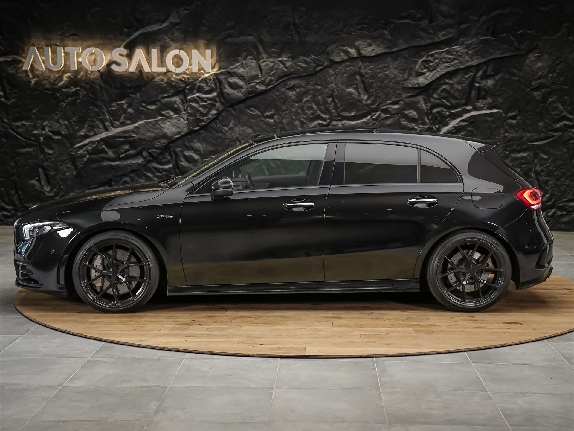 MERCEDES-BENZ A 35 AMG 4Matic Speedshift *CH Auto*Panorama*Burmester*El. Sitze mit Memory*-showroom-element-1