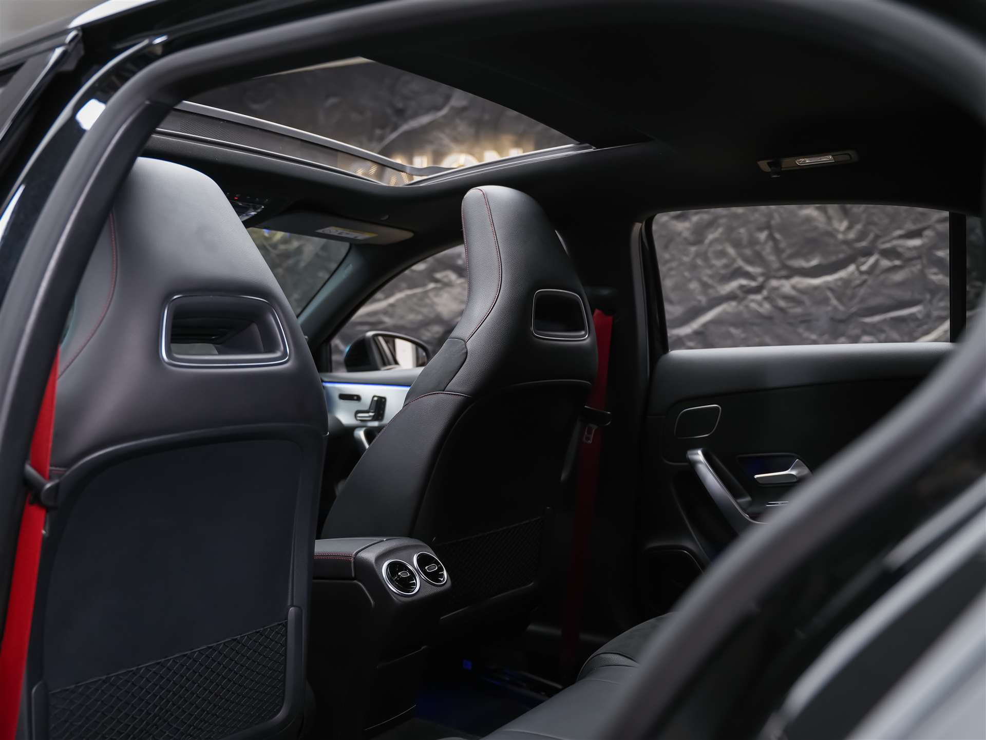 MERCEDES-BENZ A 35 AMG 4Matic Speedshift *CH Auto*Panorama*Burmester*El. Sitze mit Memory*-image-11