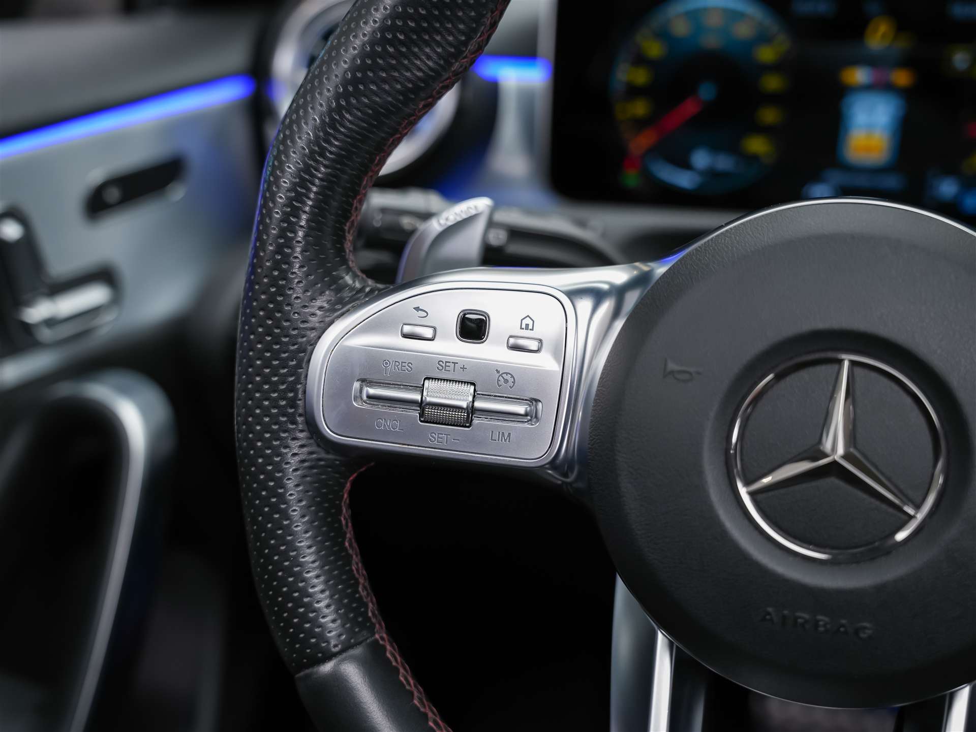 MERCEDES-BENZ A 35 AMG 4Matic Speedshift *CH Auto*Panorama*Burmester*El. Sitze mit Memory*-image-27