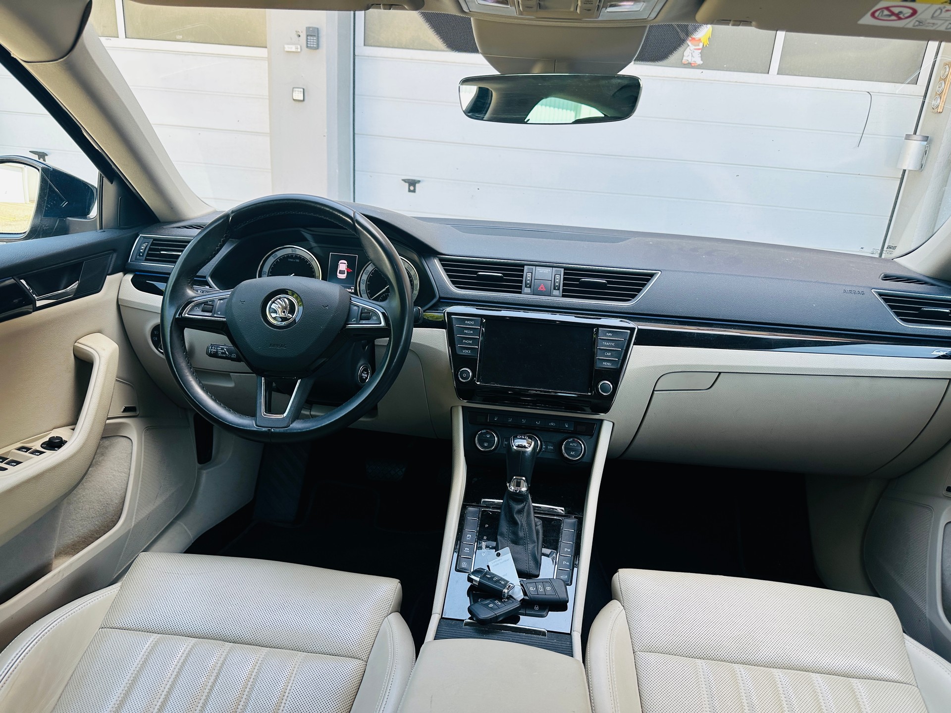 SKODA Superb 2.0TDi L&K 4x4 DSG-image-12