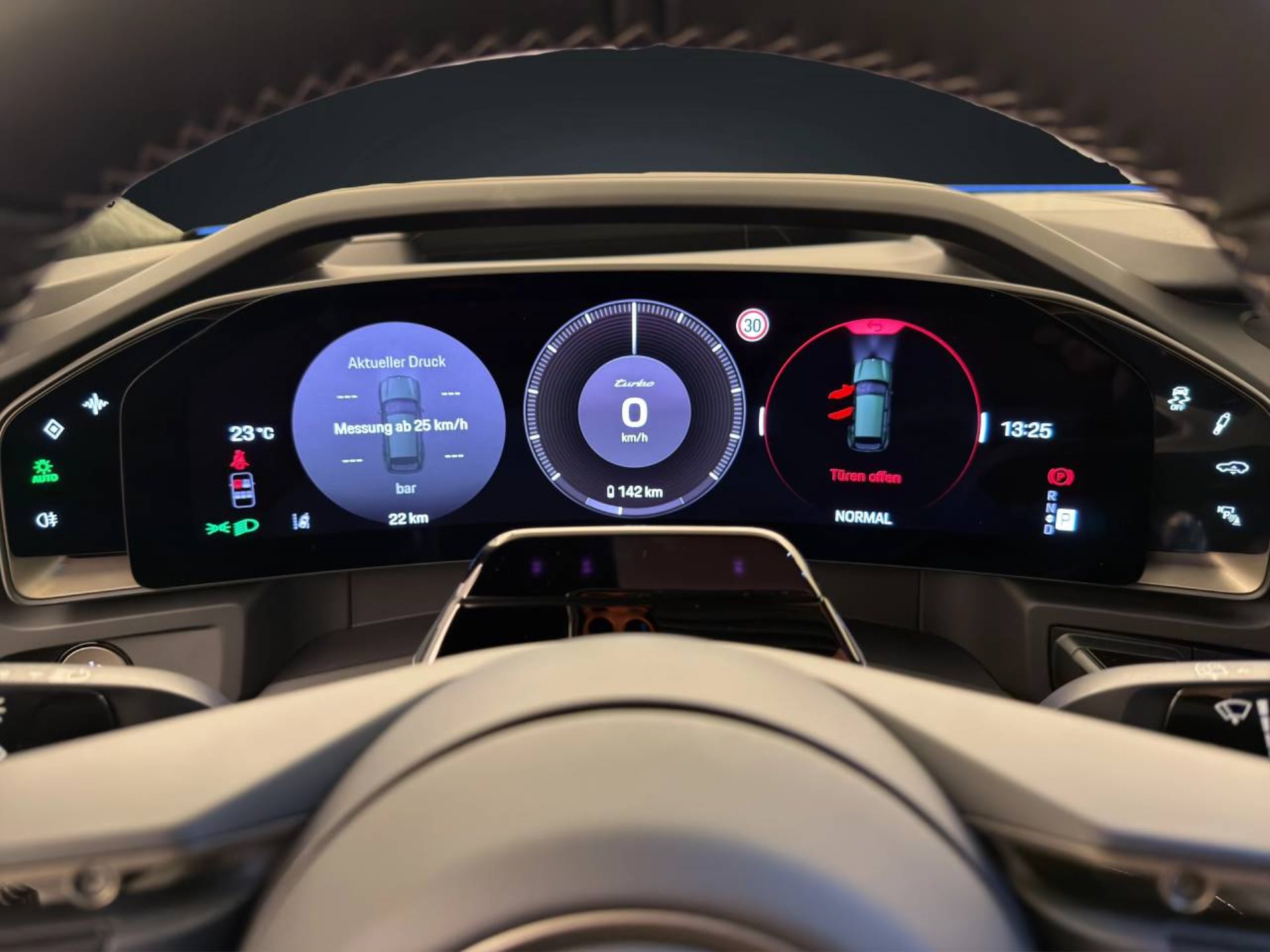 PORSCHE Cayenne Turbo Electric-image-13