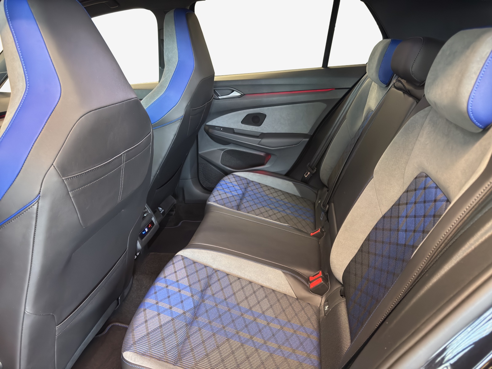 VW Golf 2.0 TSI R DSG 4Motion-image-11