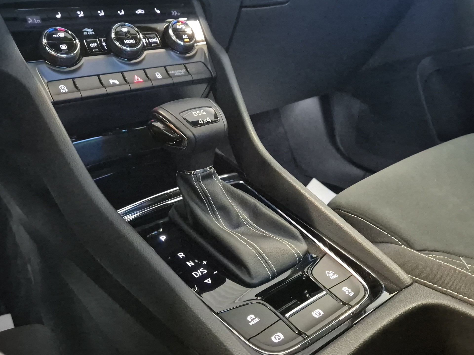 SKODA Karoq 2.0 TSI SportLine 4x4 DSG-image-26