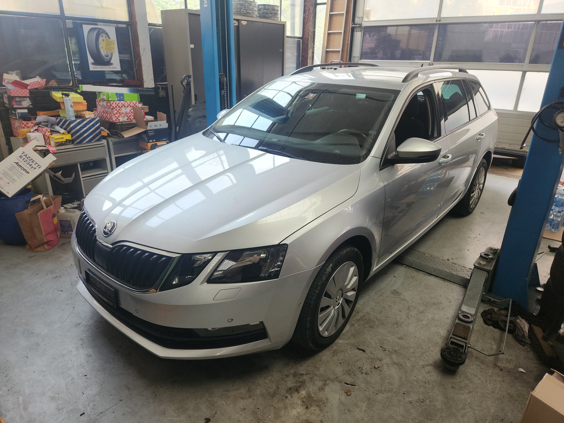 SKODA Octavia Combi 2.0 TDI Ambition 4x4 DSG-image-0